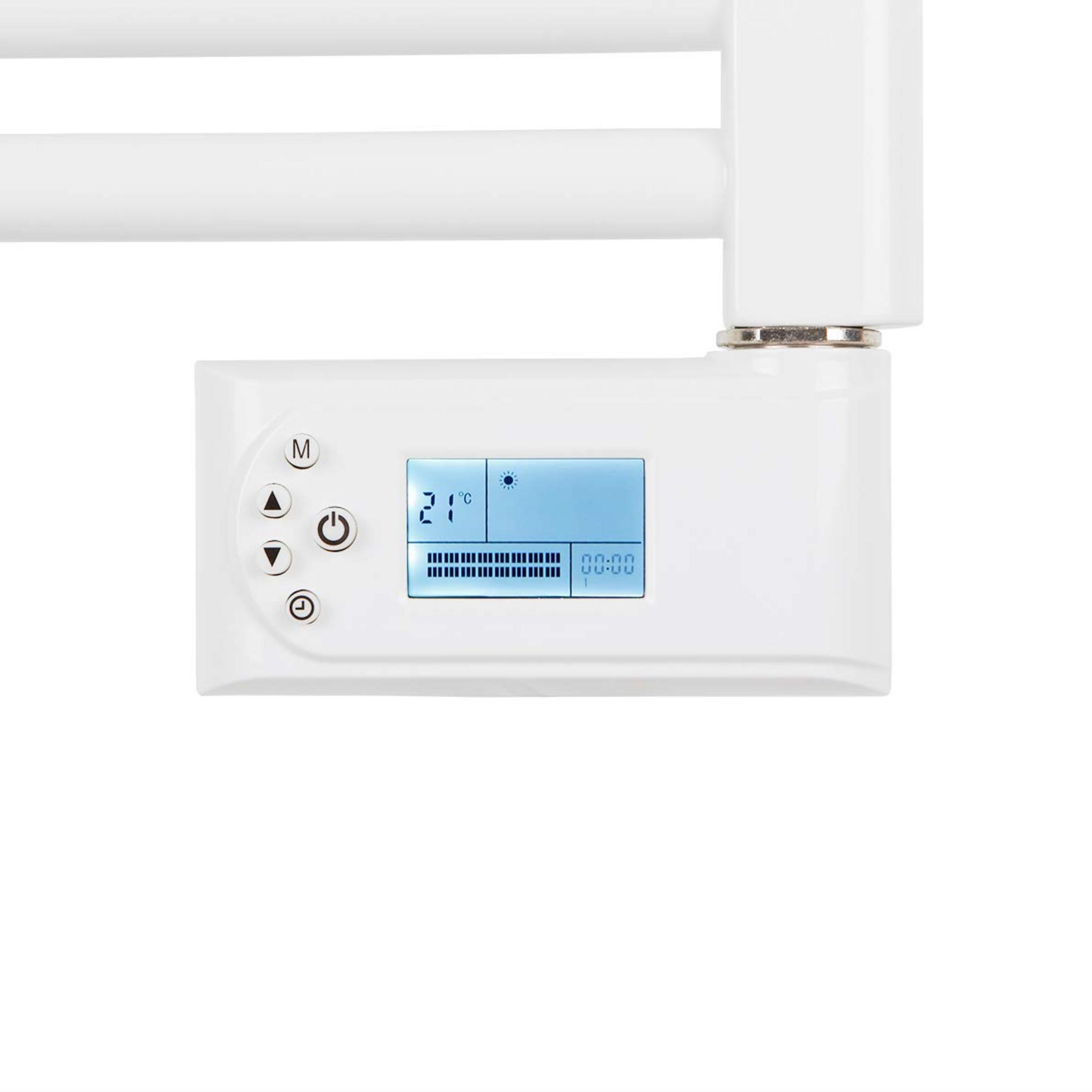 Uno scaldasalviette bianco con display digitale mostra 21°C e 00:00.