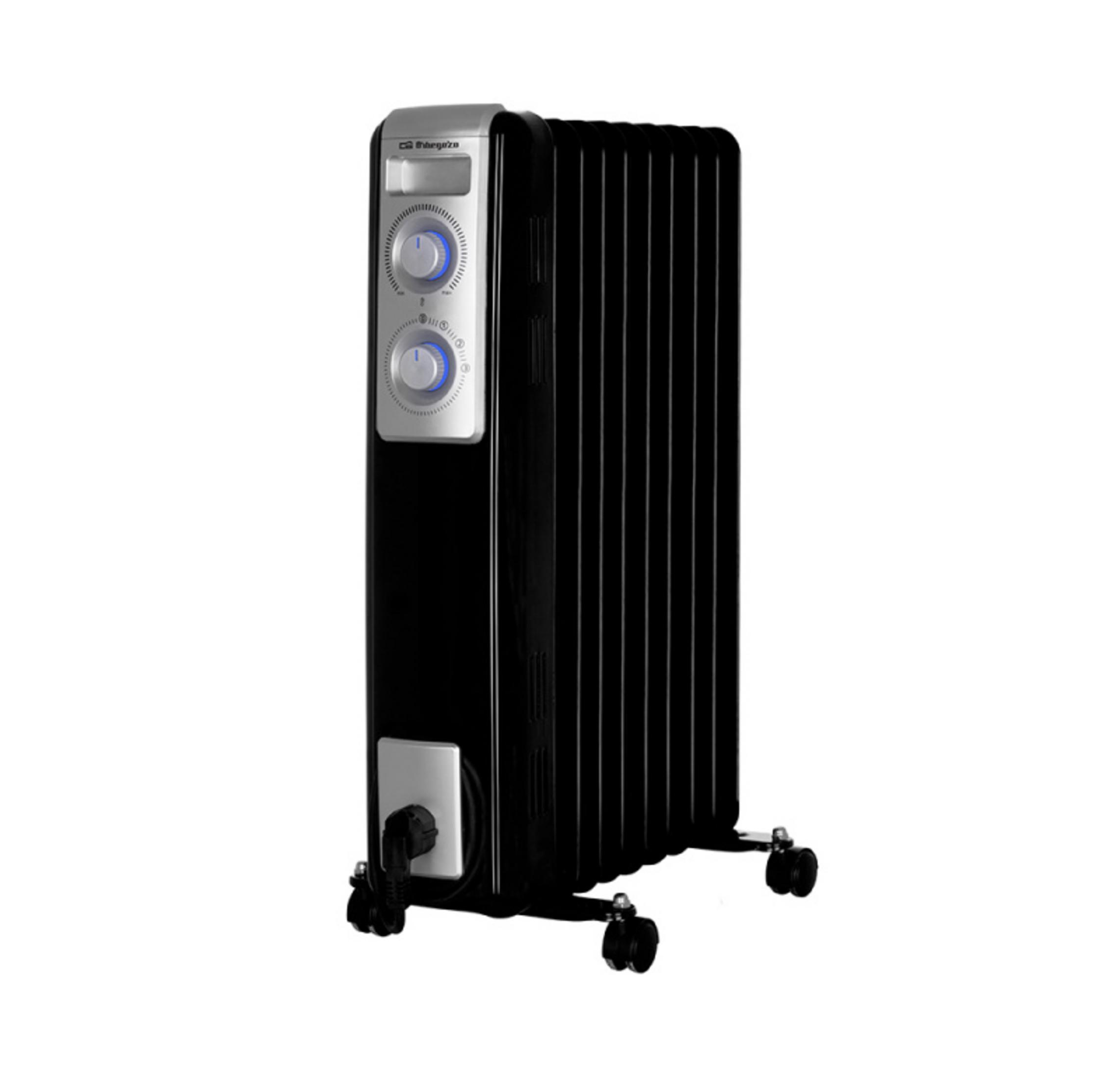 Un radiatore a olio nero con ruote e pannello di controllo argentato con accenti blu.