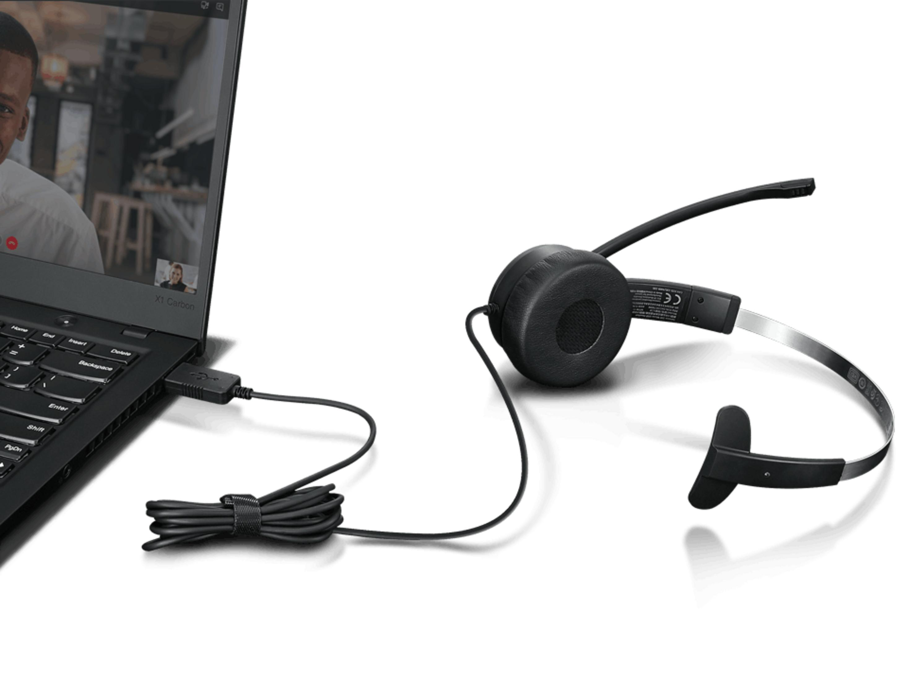 Un auricolare è collegato via USB a un laptop che mostra una videochiamata sul suo schermo.