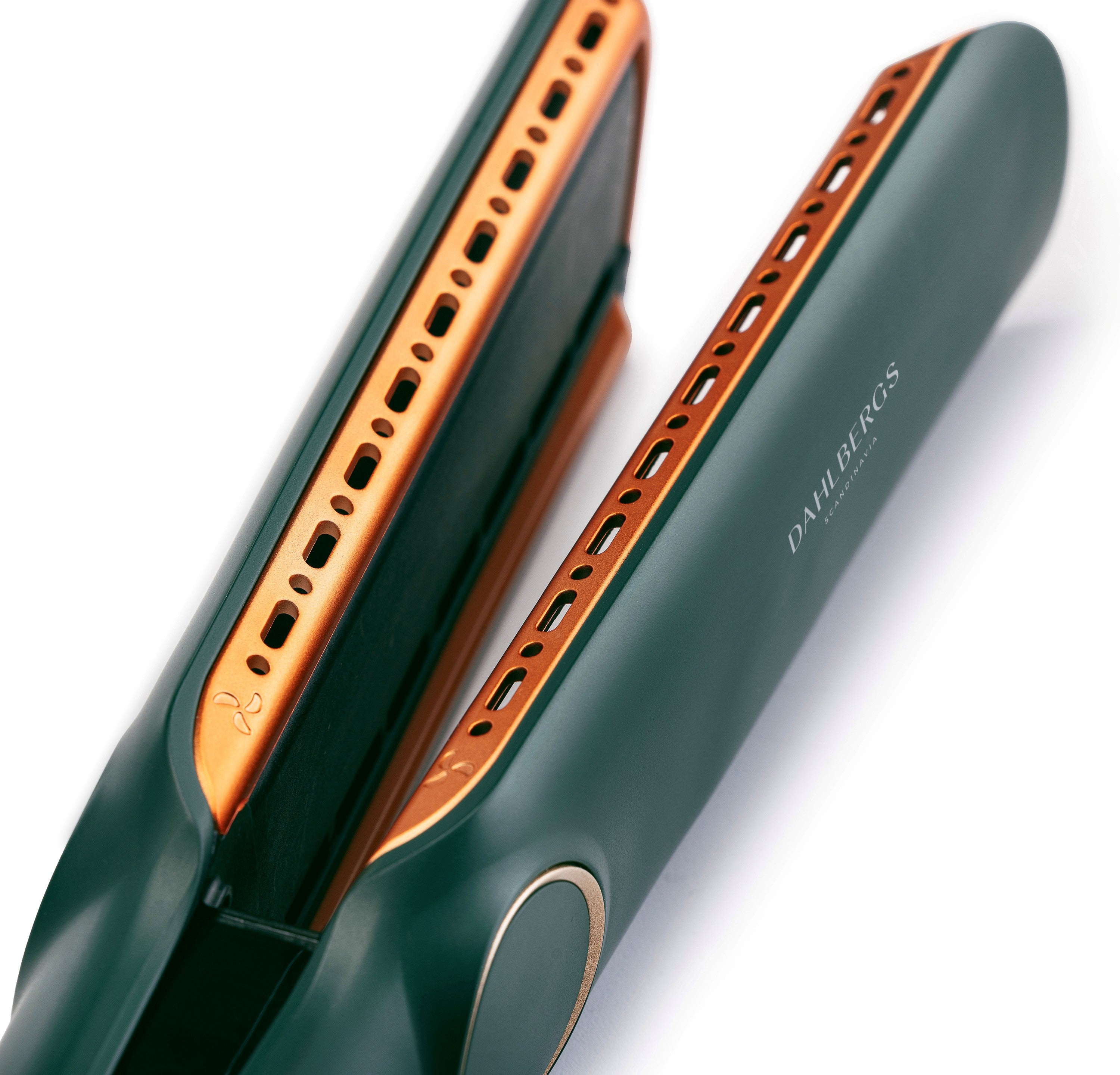 Una plancha de pelo verde con detalles en cobre y ranuras de ventilación.