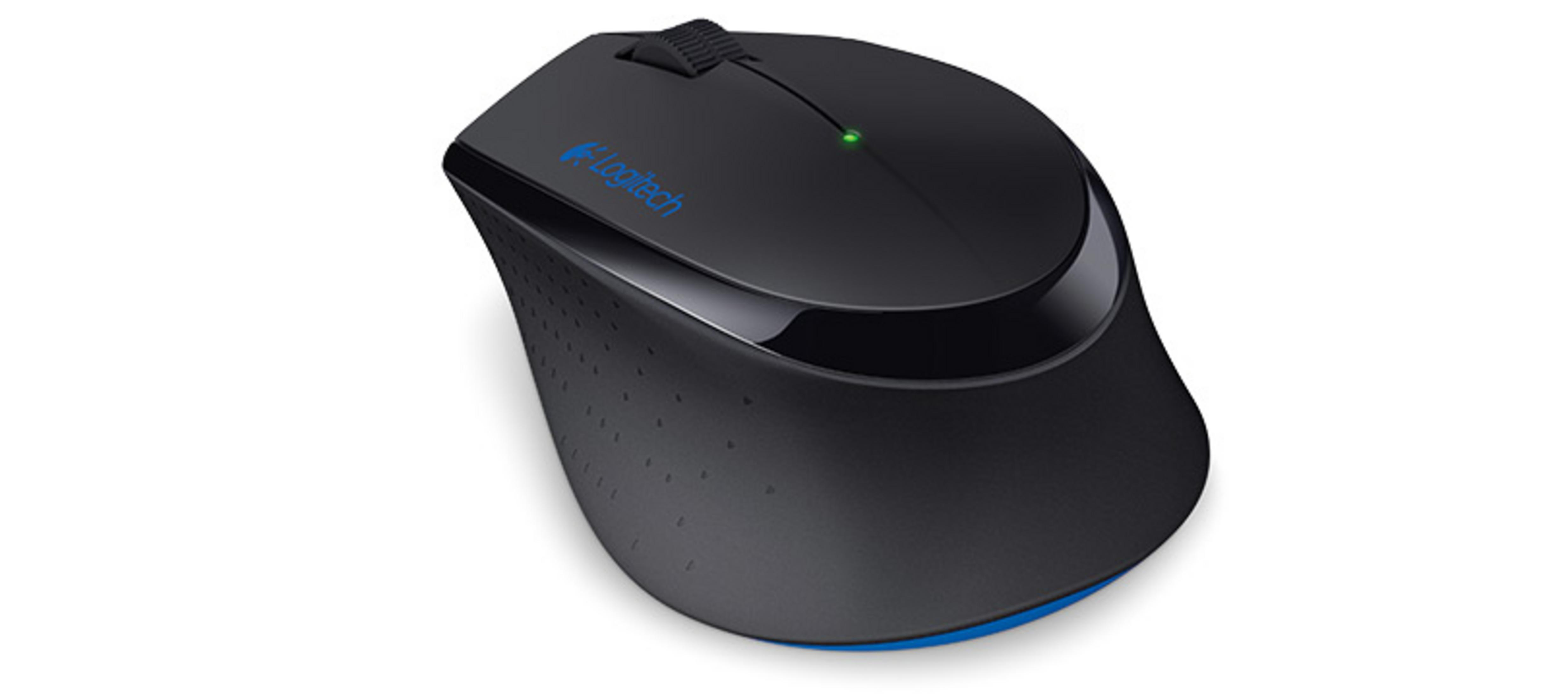 Mouse Logitech nero con logo blu e luce verde su sfondo bianco.