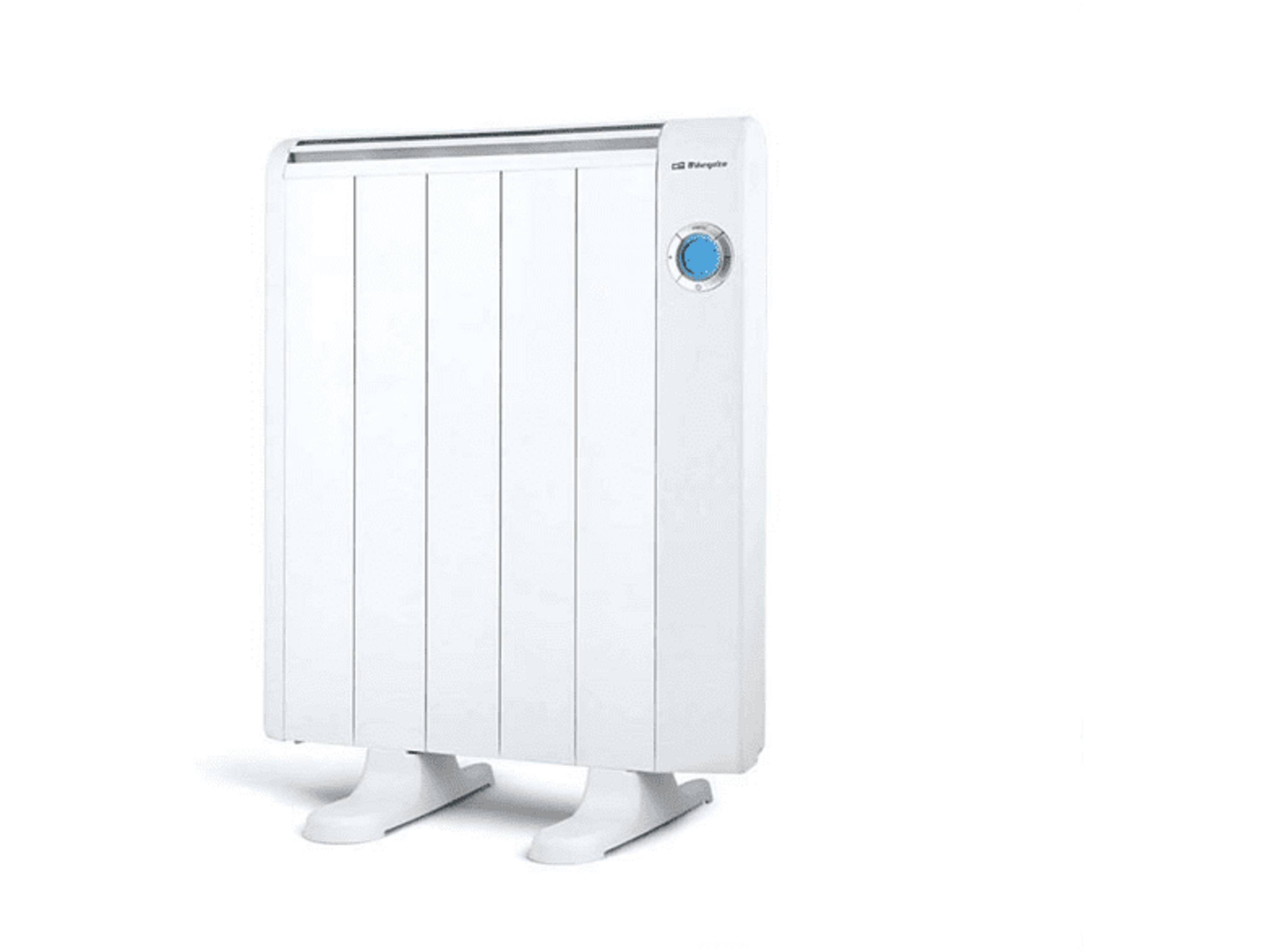Un radiatore bianco a pannelli con alette e una manopola blu, su sfondo bianco.