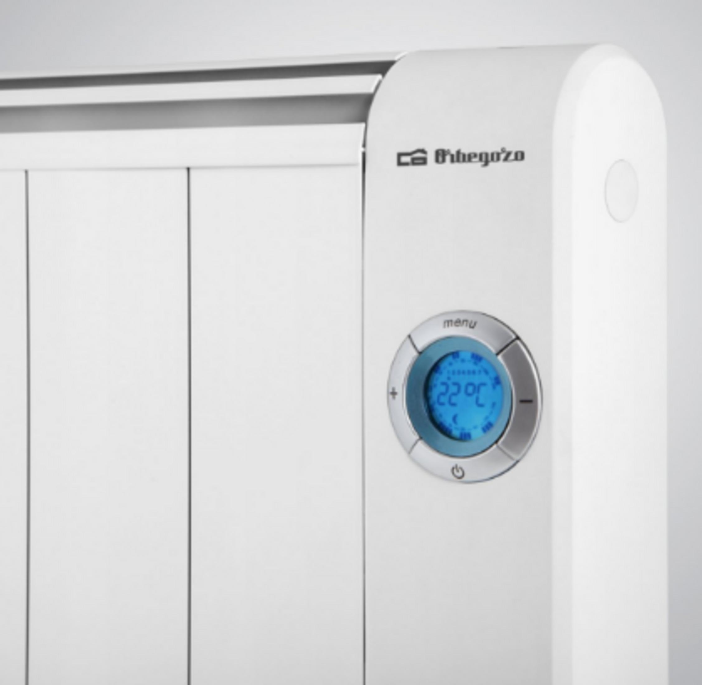 Un radiatore bianco con termostato digitale mostra 22°C.