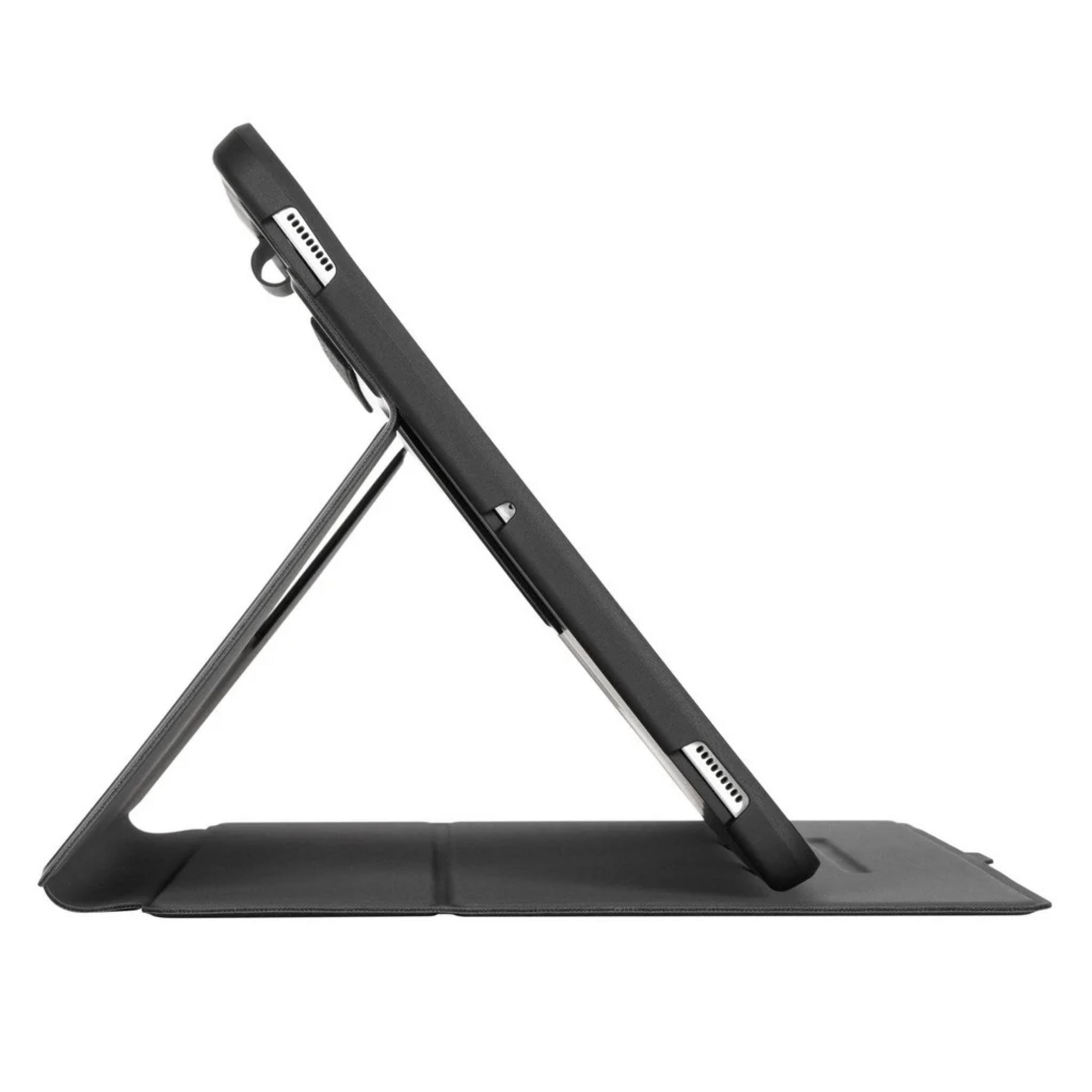 Funda negra para tableta con soporte, vista lateral sobre fondo blanco.