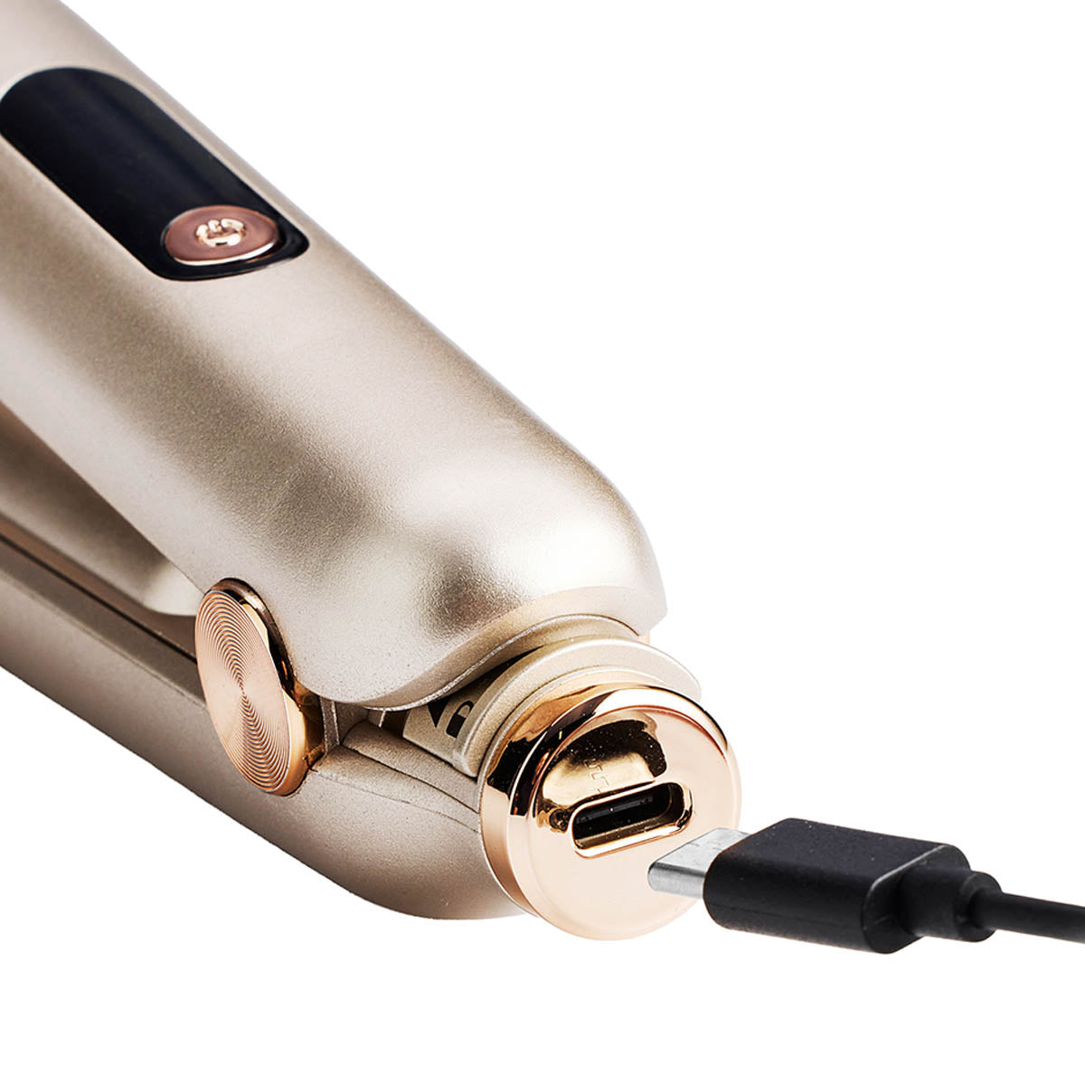 Una plancha de pelo dorada con un cable USB-C negro enchufado.