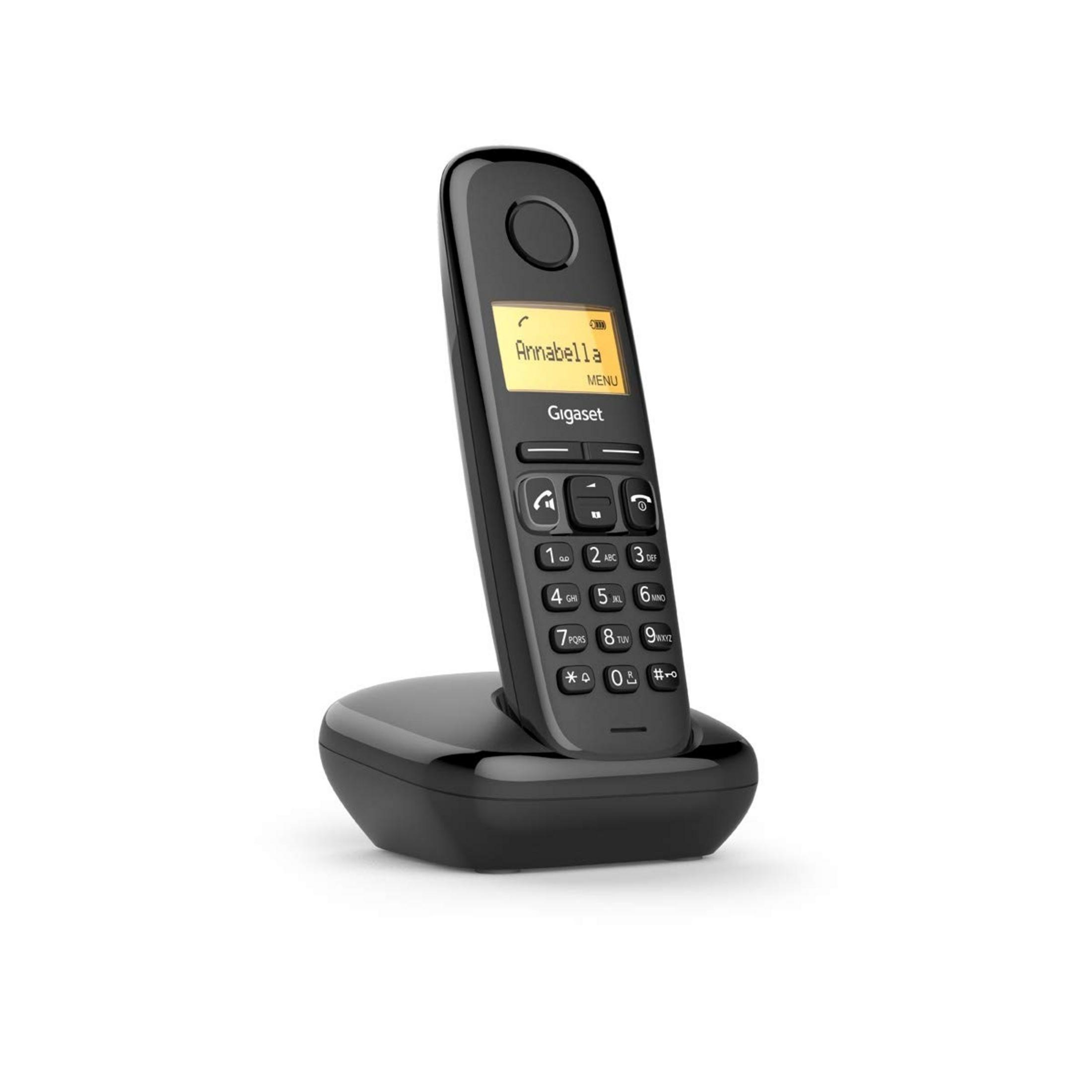 Un telefono cordless Gigaset nero è sulla sua base di ricarica.