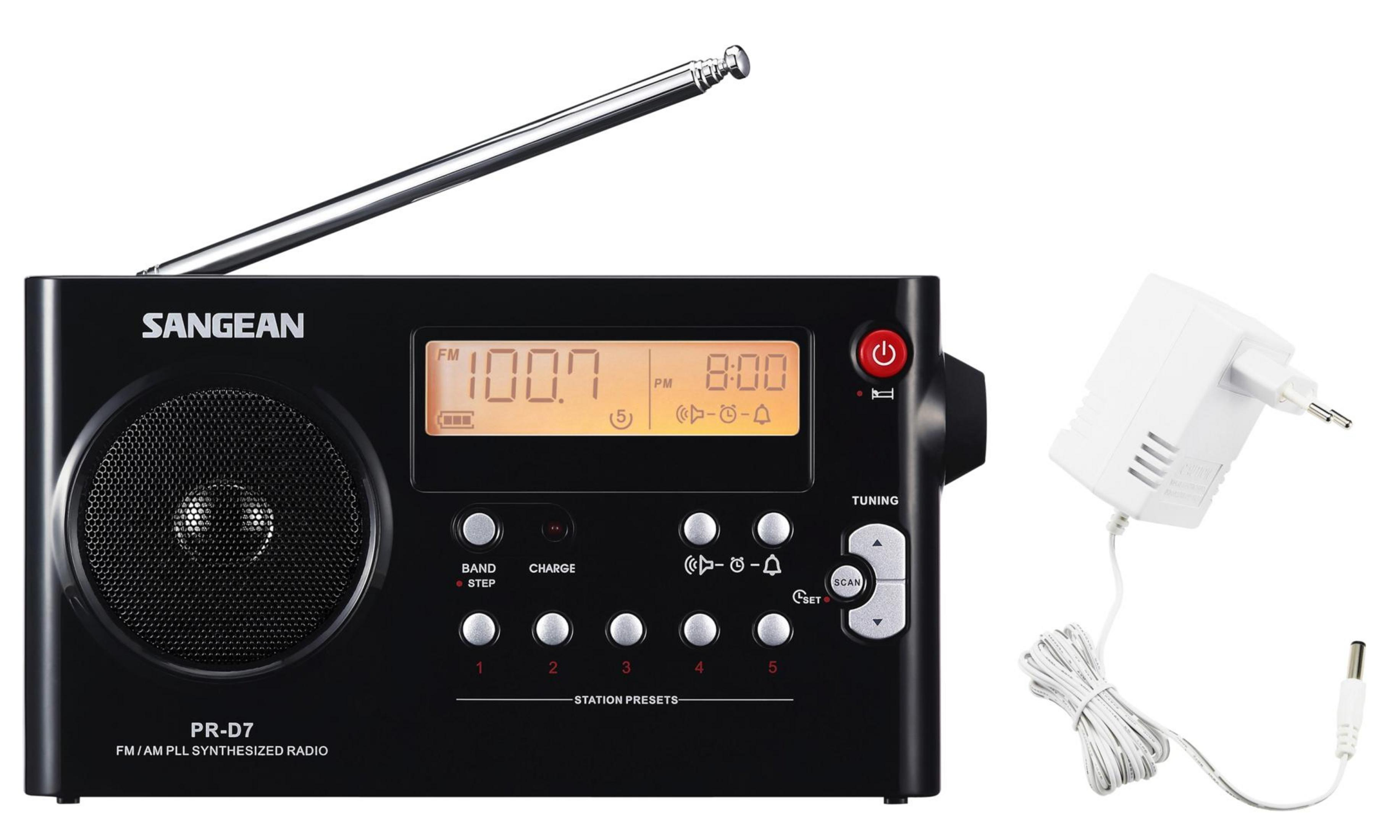 Una radio Sangean nera con antenna estesa e adattatore di alimentazione.
