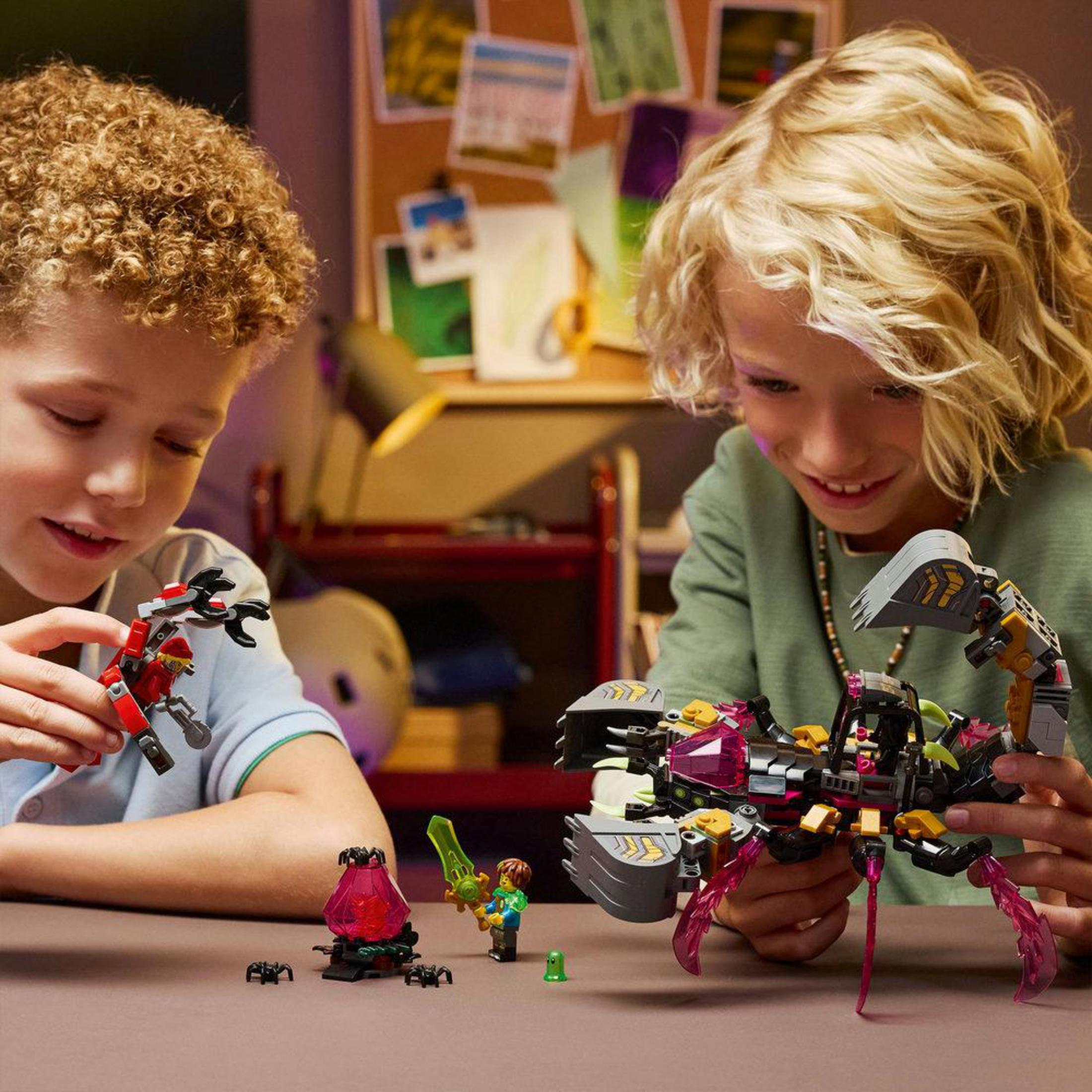 Due ragazzi costruiscono giocattoli Lego: un robot rosso e un mech scorpione.
