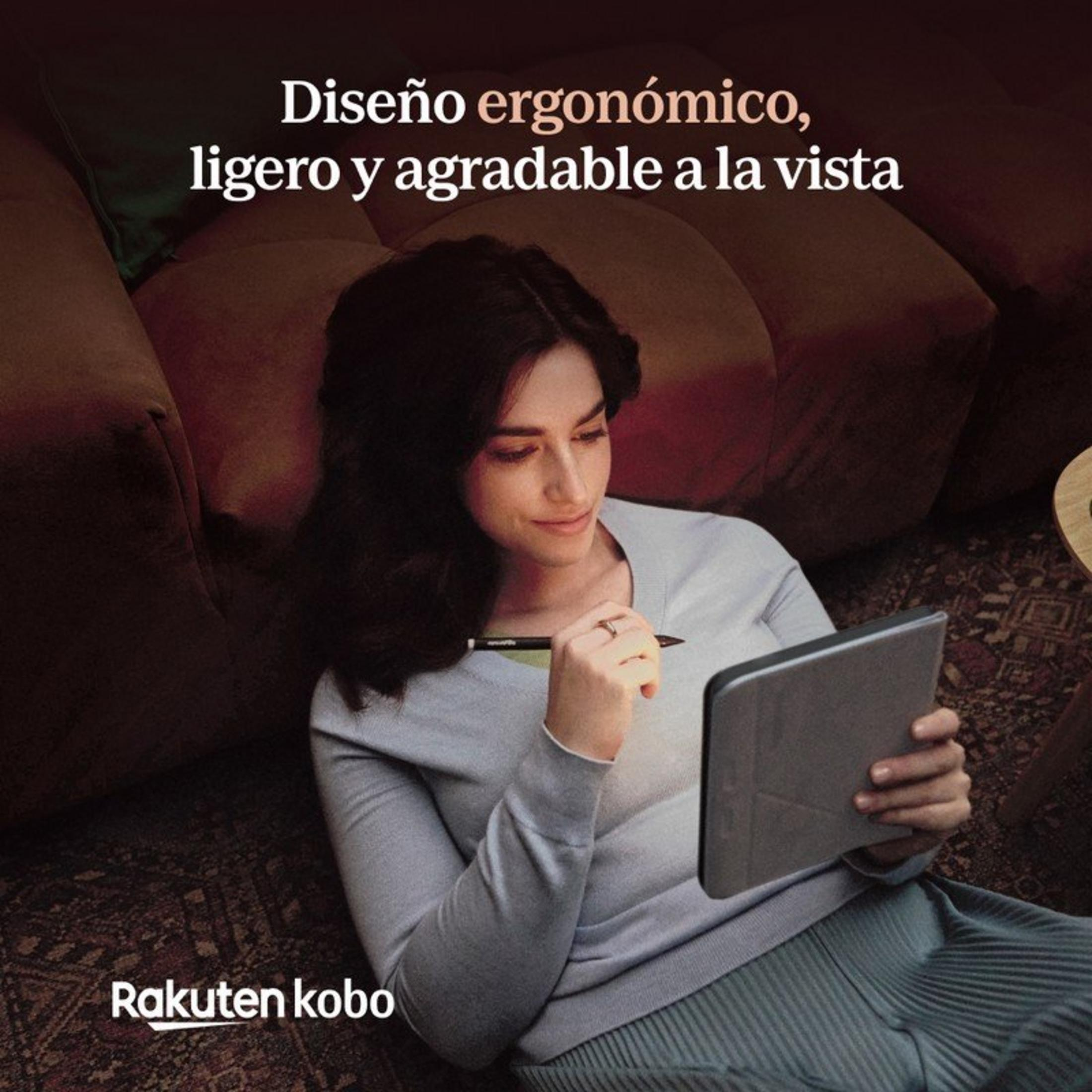 Eine Frau sitzt auf einem Sofa und liest auf einem Kobo-Tablet.