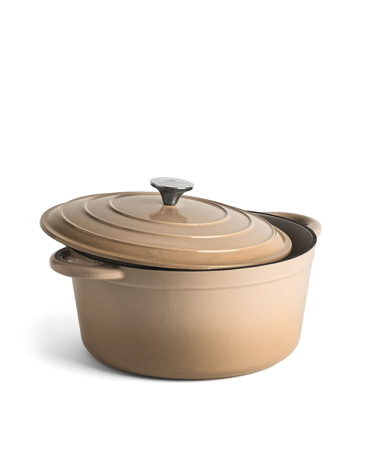 Una olla de color marrón claro con un pomo plateado en la tapa.