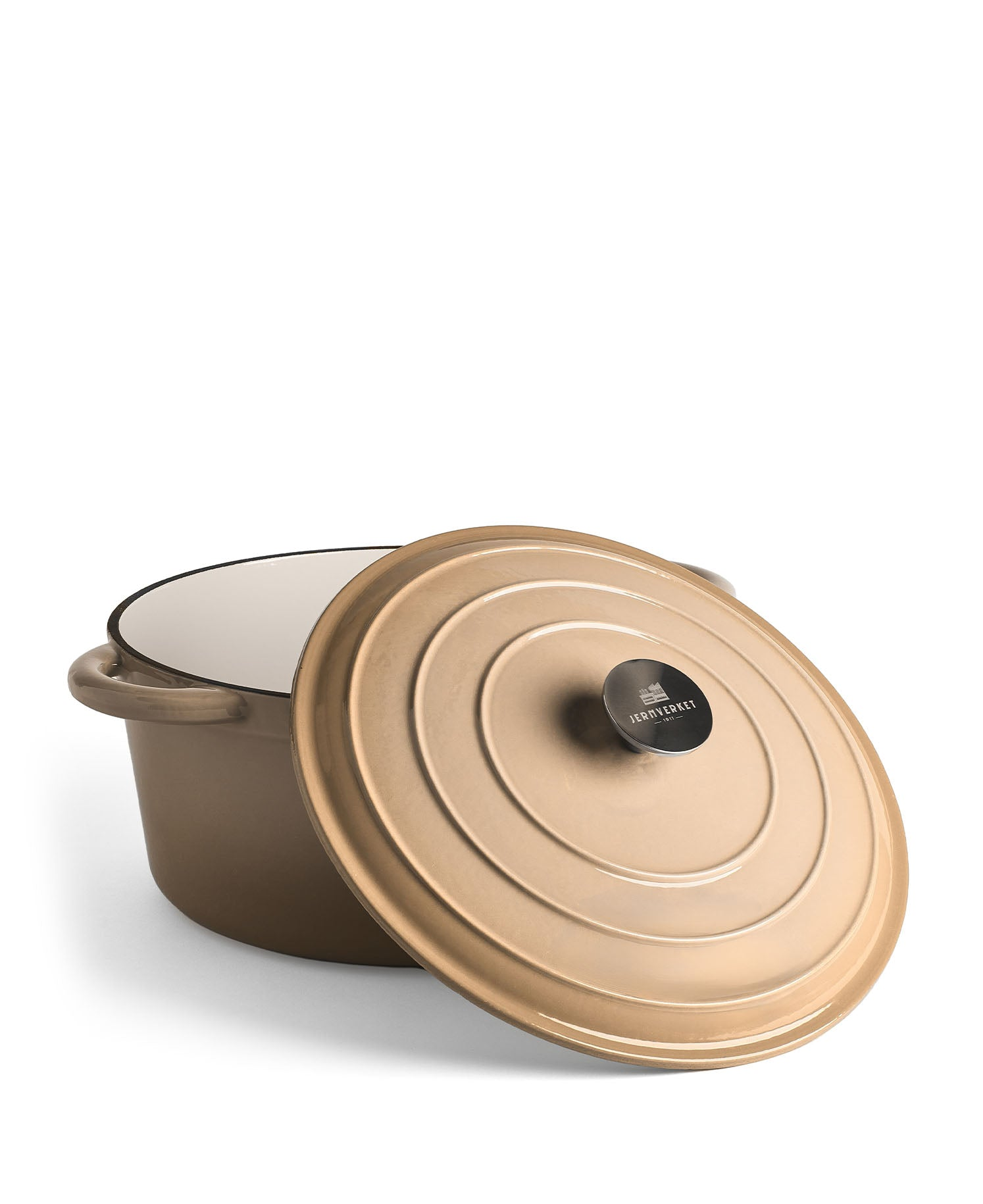 Olla de esmalte marrón con interior blanco y tapa entreabierta.