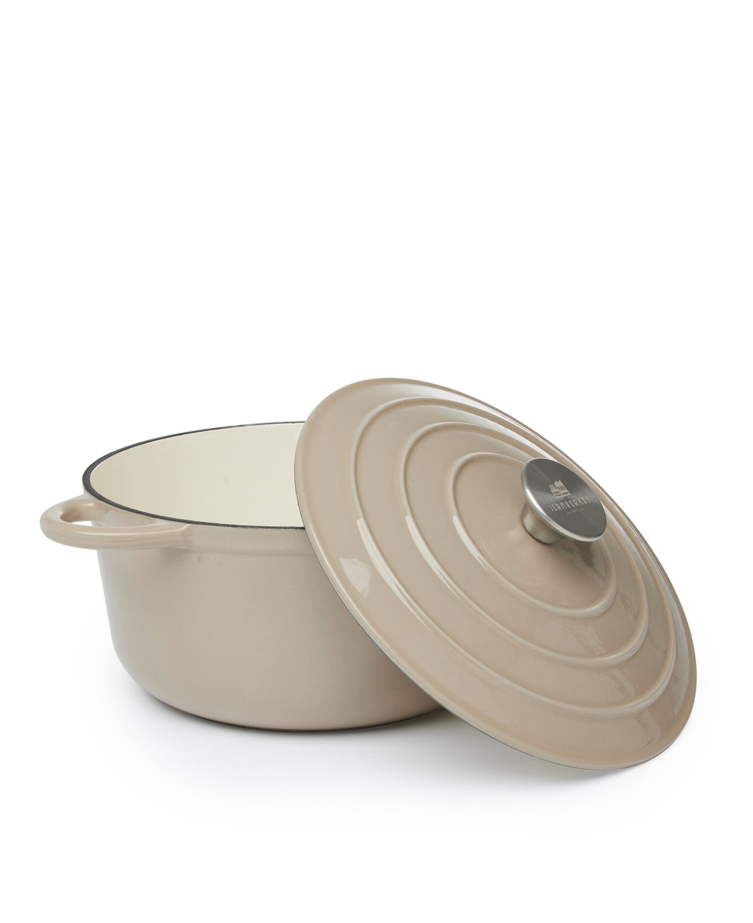 Olla de esmalte beige con tapa, sobre fondo blanco.