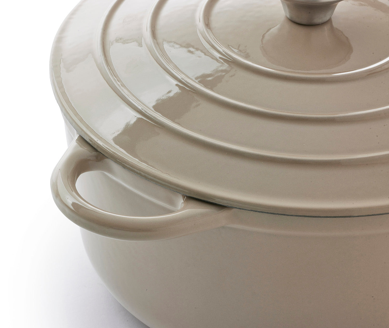 Una olla de hierro fundido color topo con tapa y asas sobre fondo blanco.