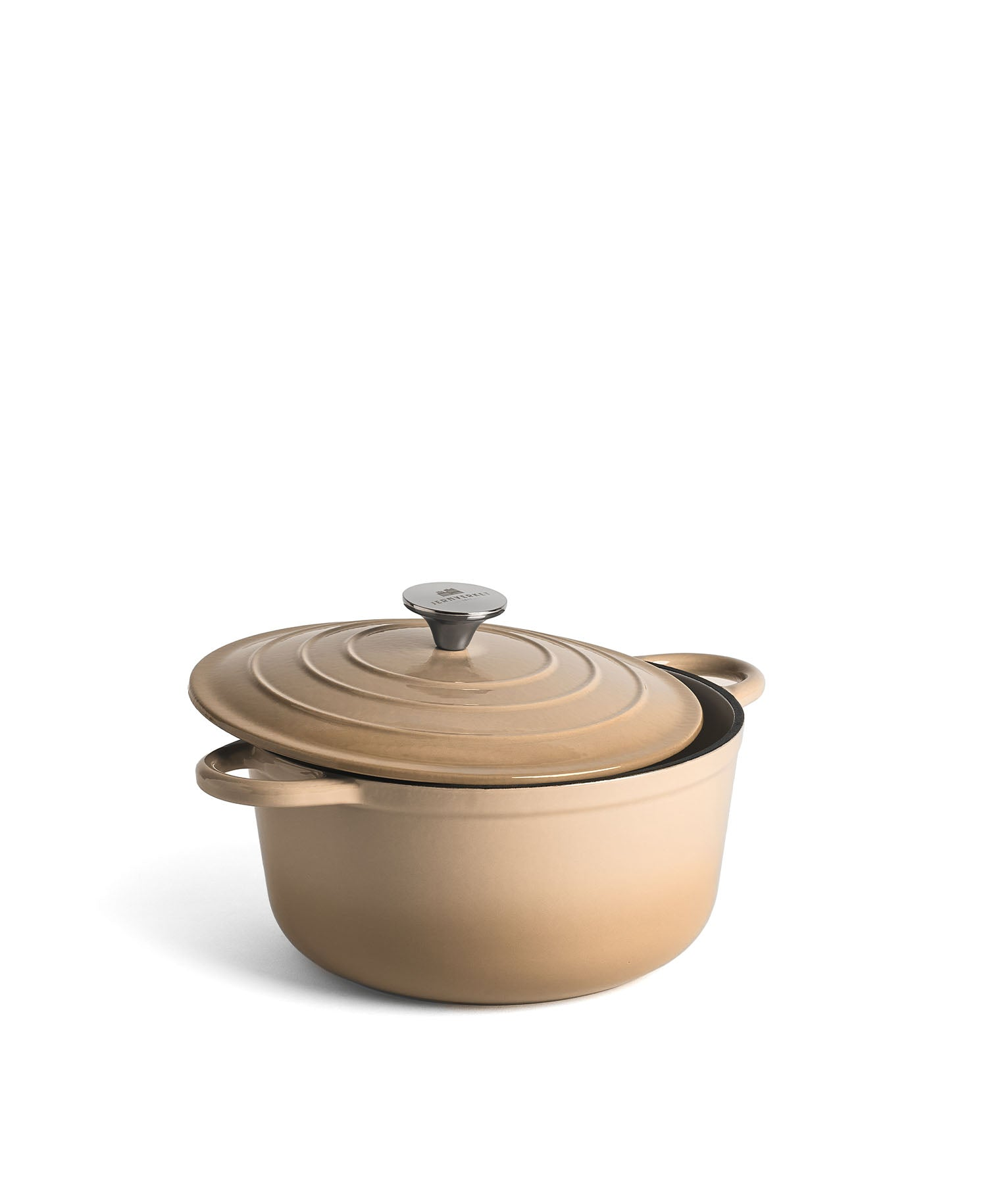Una olla de esmalte color canela claro con tapa, sobre fondo blanco.