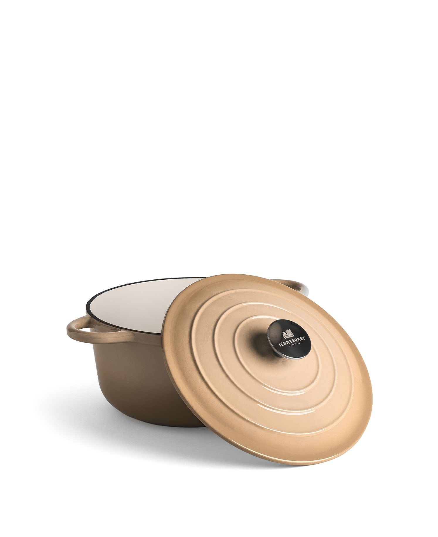 Una olla de esmalte beige con asa negra y tapa abierta.