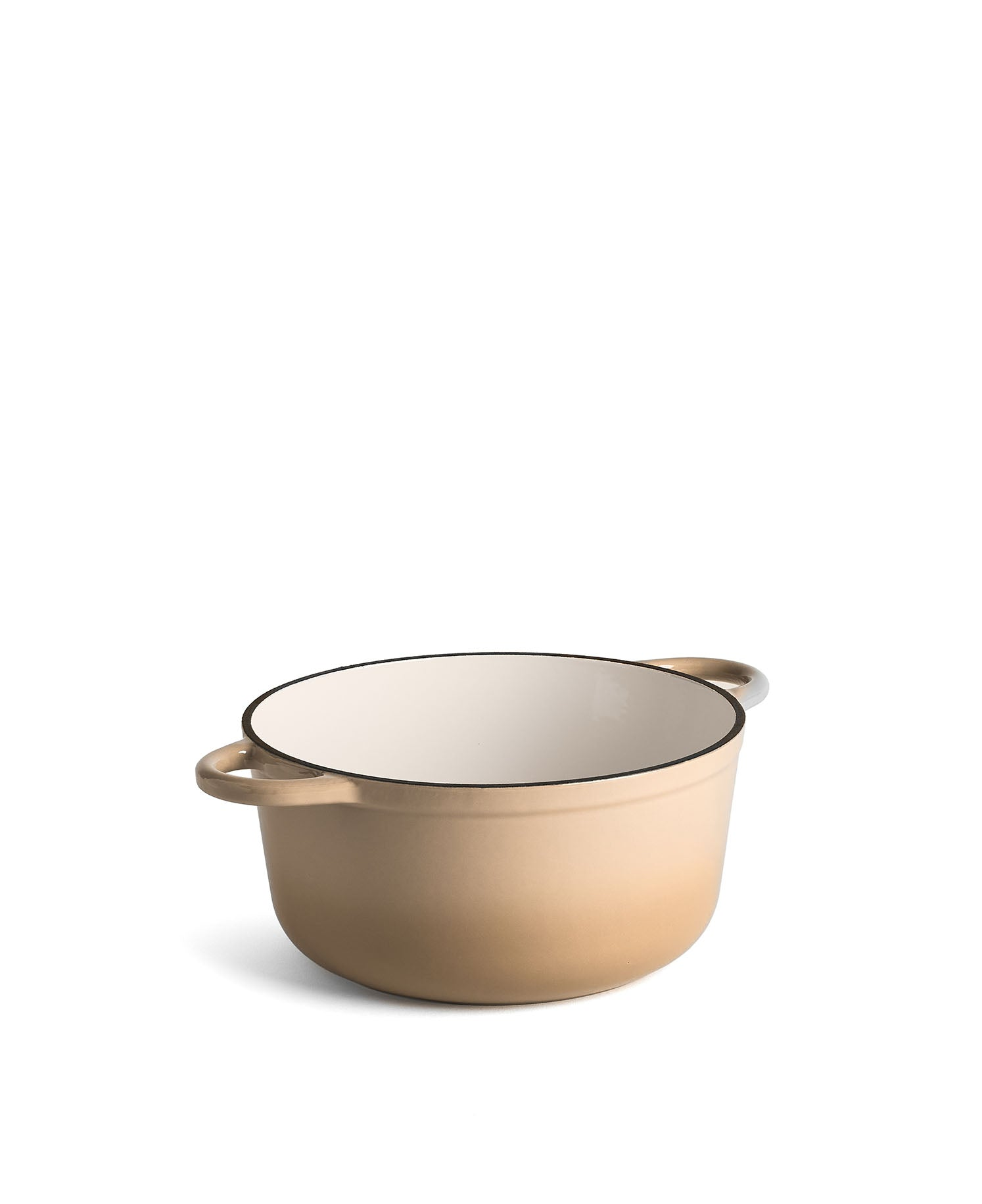 Una olla de hierro fundido beige con dos asas y interior blanco, sobre fondo blanco.