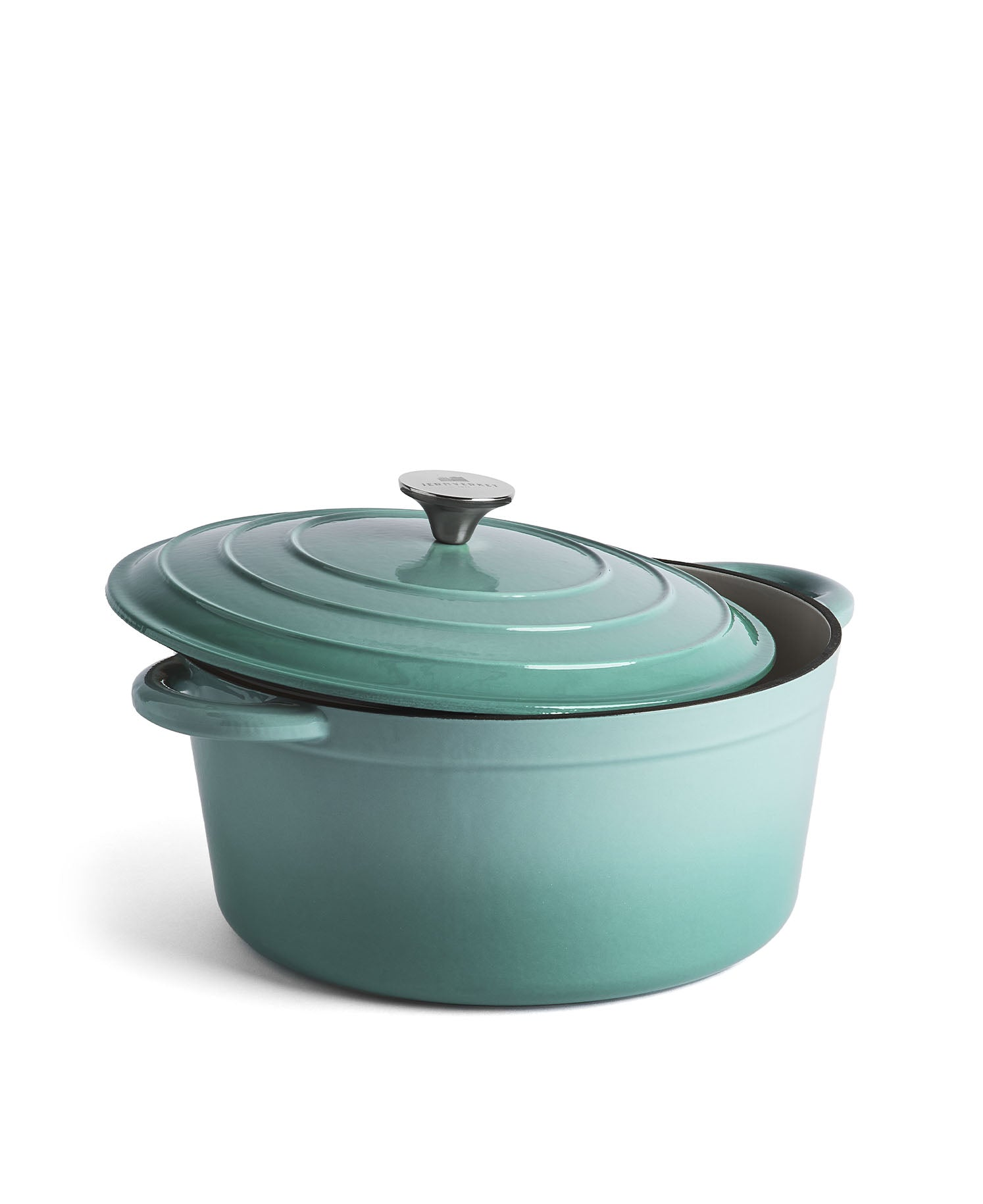 Una olla de hierro fundido turquesa con la tapa entreabierta.