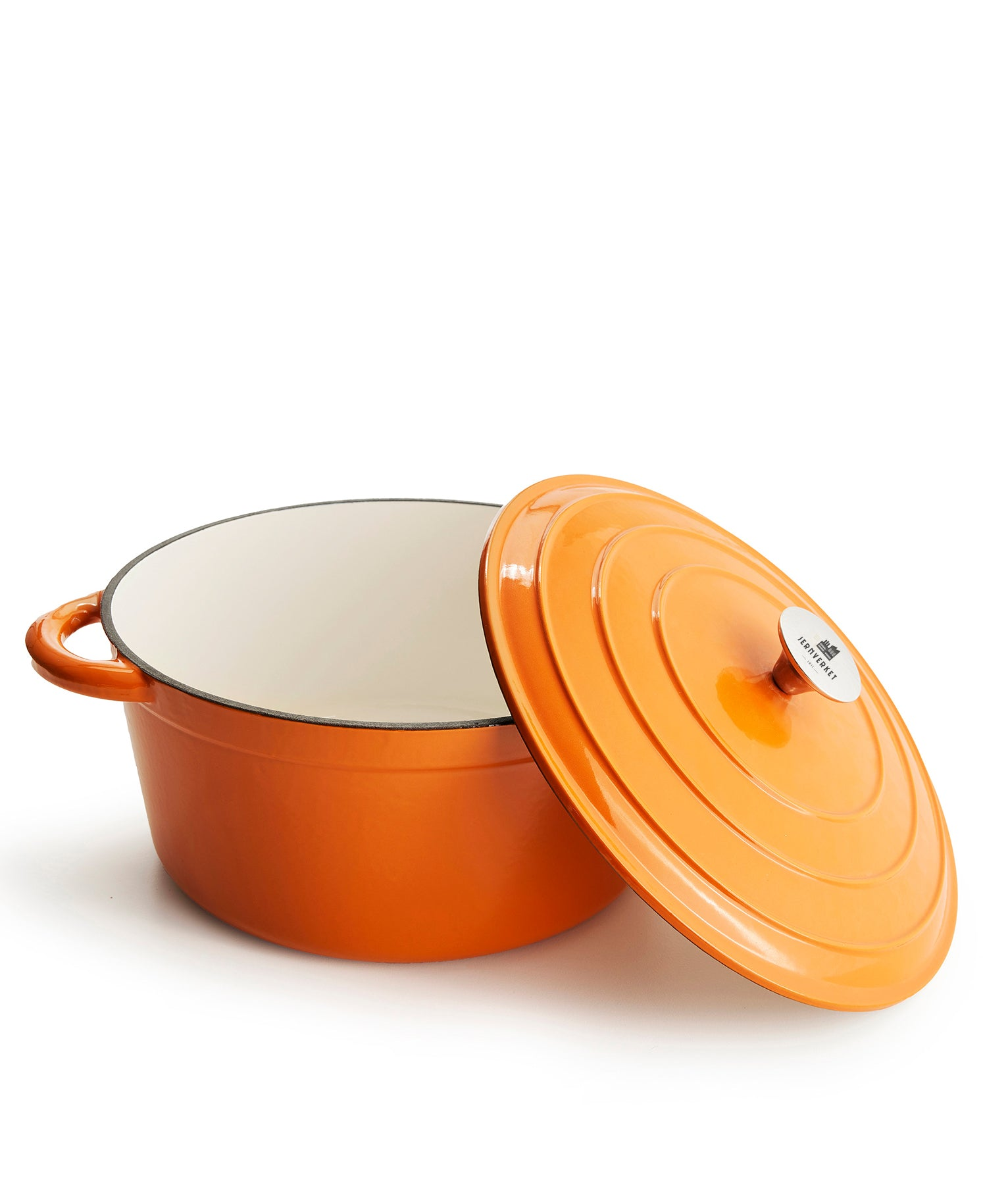 Olla de hierro fundido esmaltada naranja con interior blanco y tapa entreabierta.