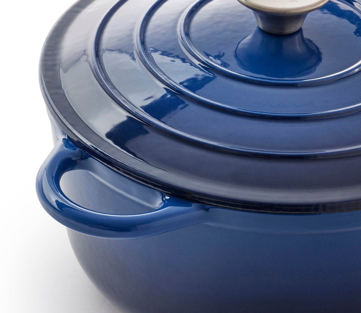 Una olla de hierro fundido esmaltado azul con tapa y asas.
