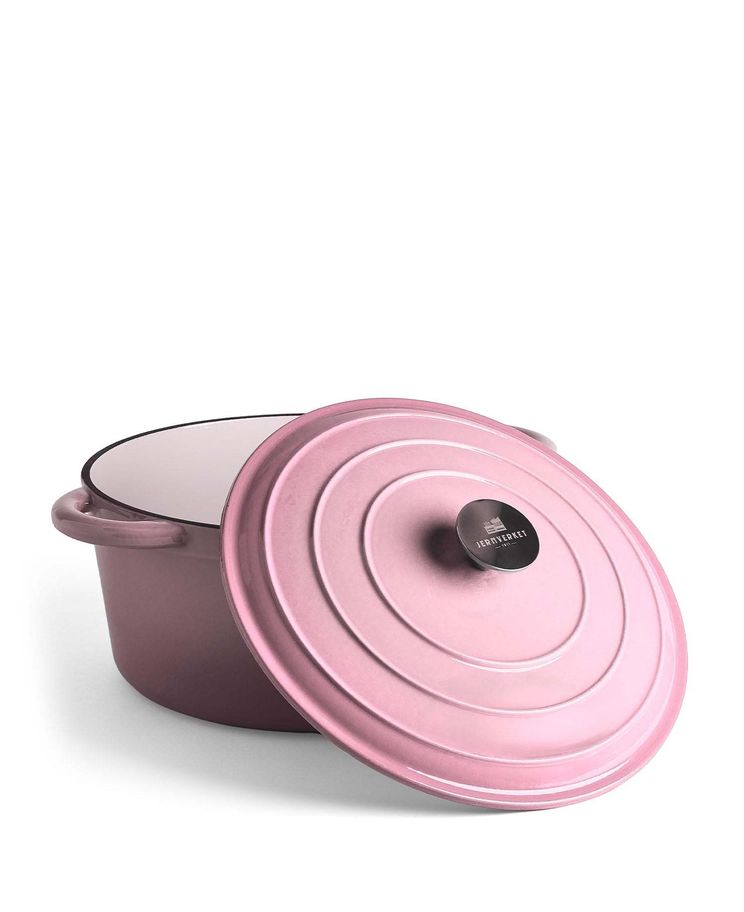 Una olla de hierro fundido rosa con tapa, sobre fondo blanco.
