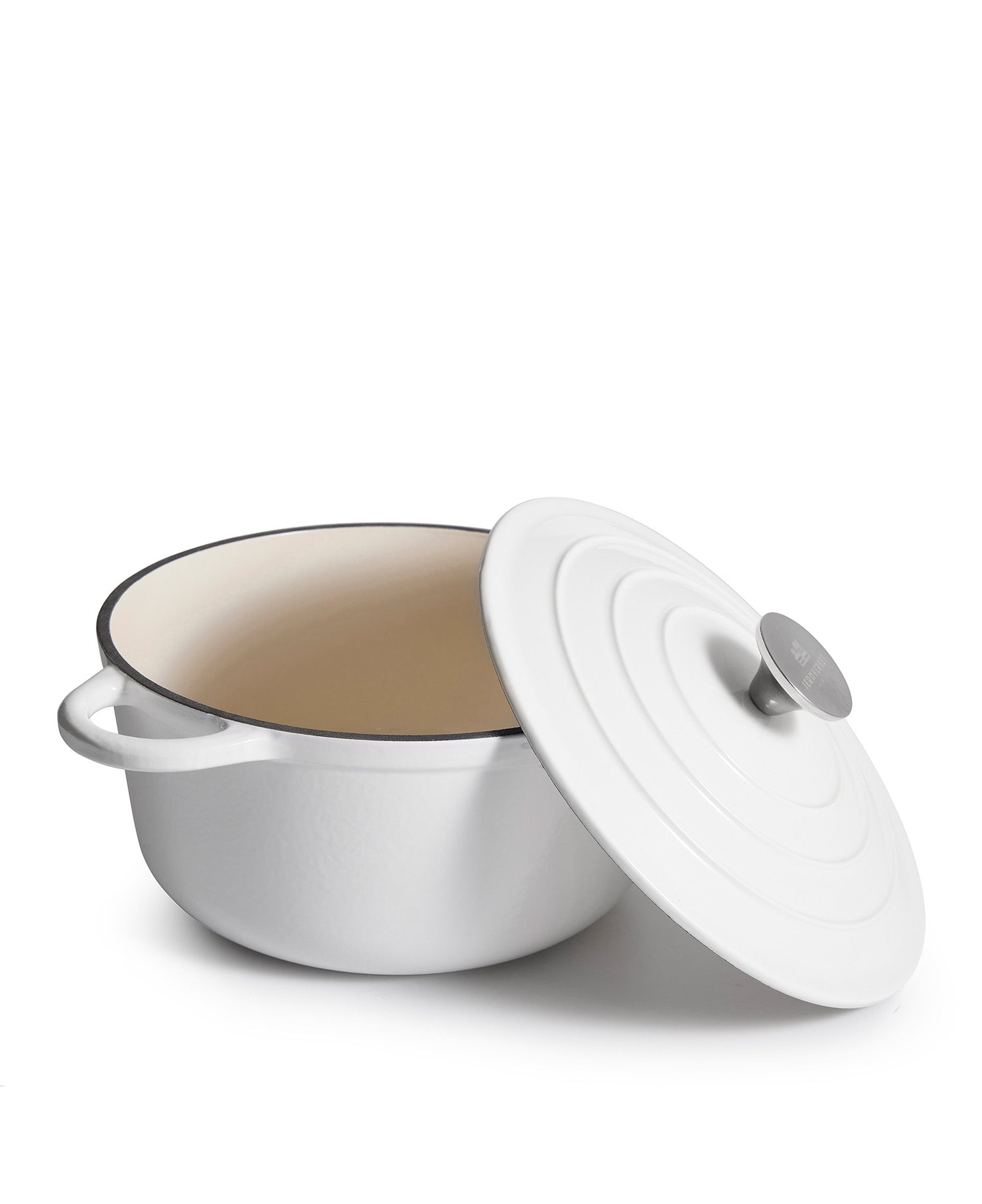 Una olla esmaltada blanca con la tapa abierta y asa plateada.