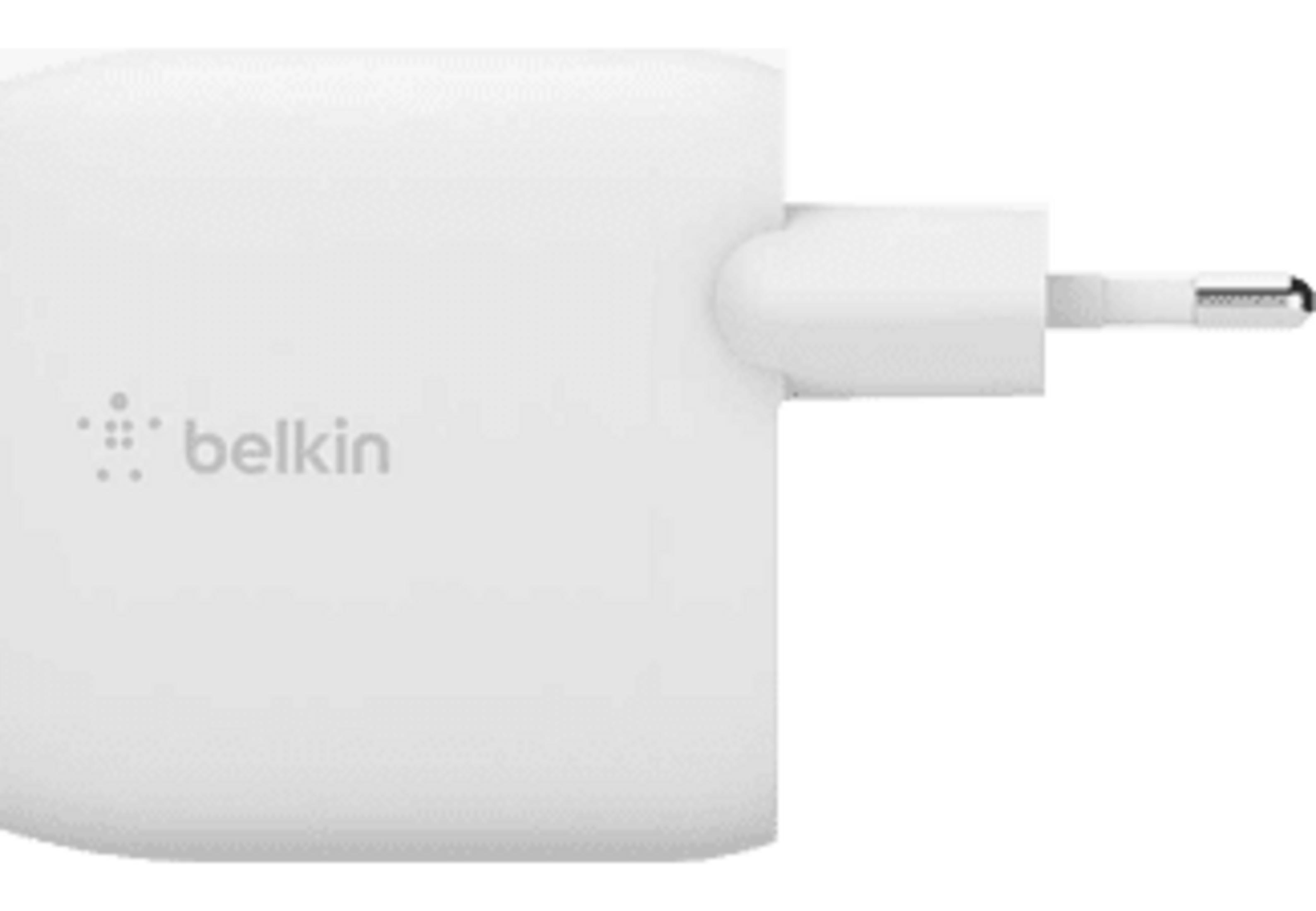 Un alimentatore Belkin bianco con spina pieghevole.