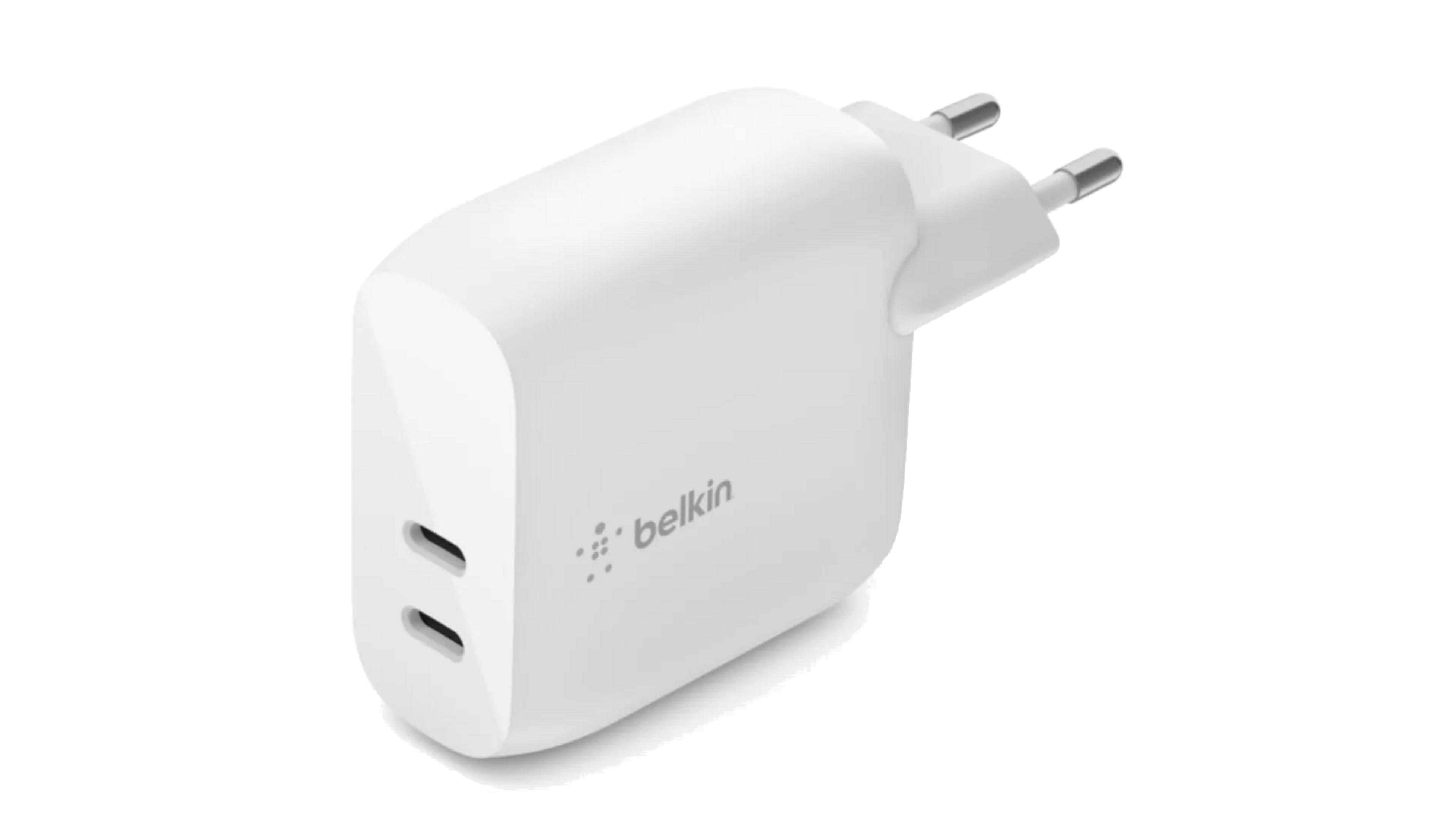 Un adattatore Belkin USB-C bianco con due porte e due pin.