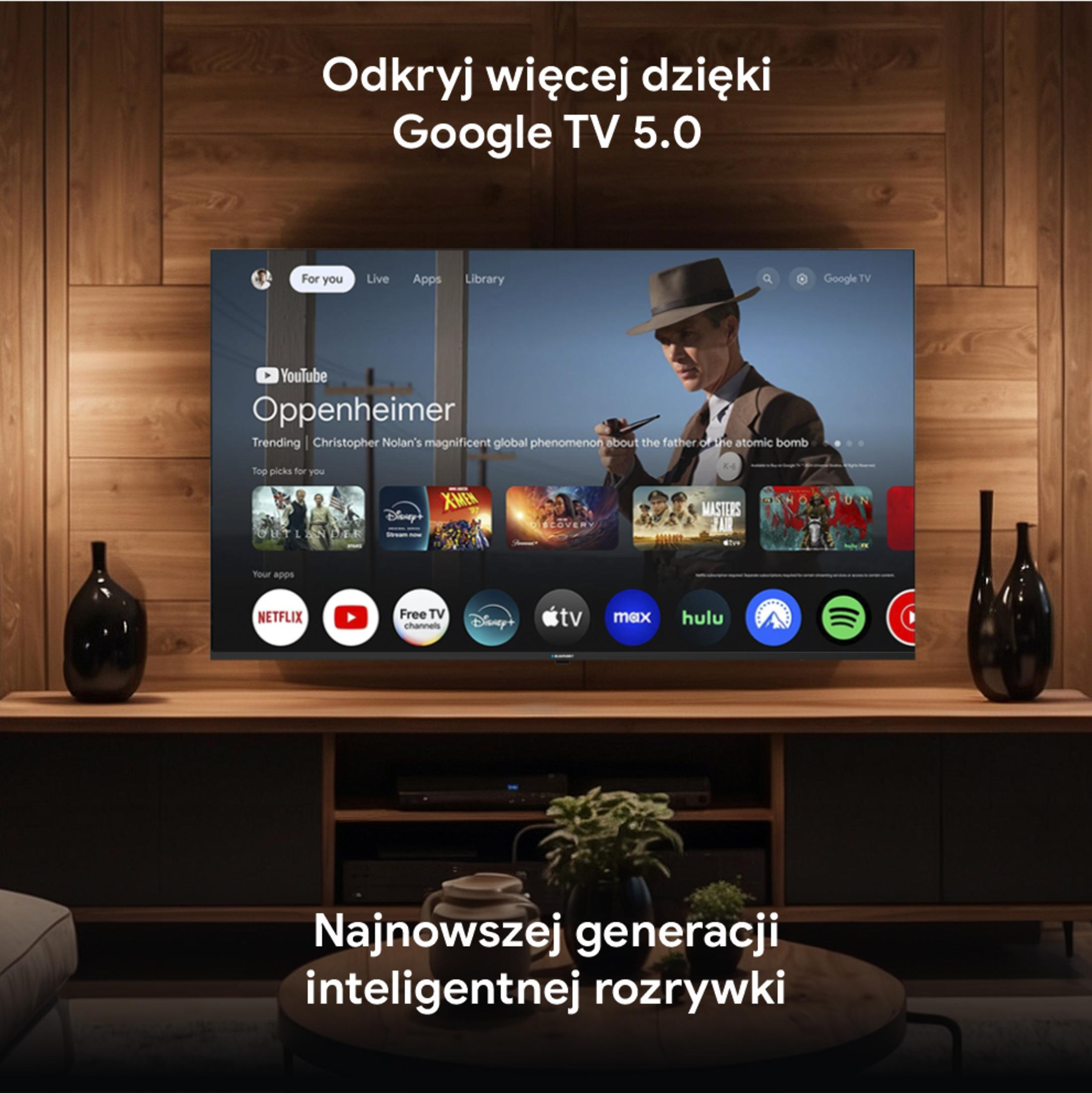 Nowoczesny salon z dużym telewizorem wyświetlającym Google TV 5.0.