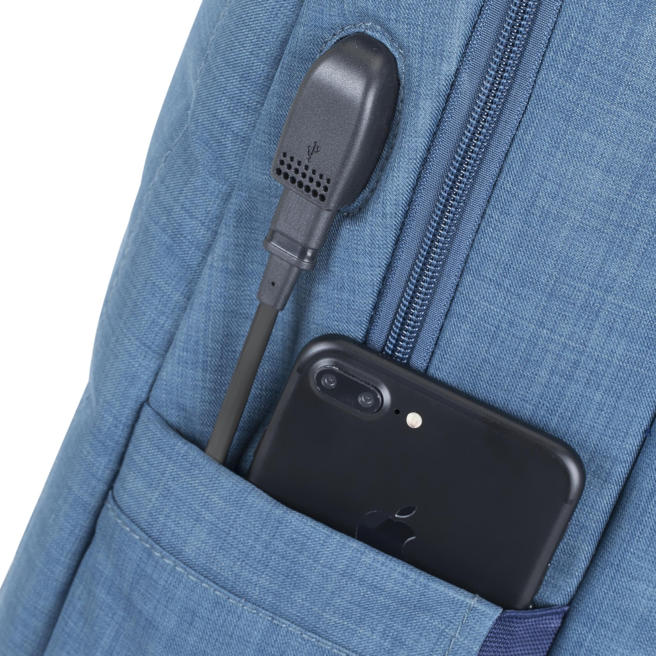 Zaino blu con smartphone nero e cavo di ricarica USB in una tasca.