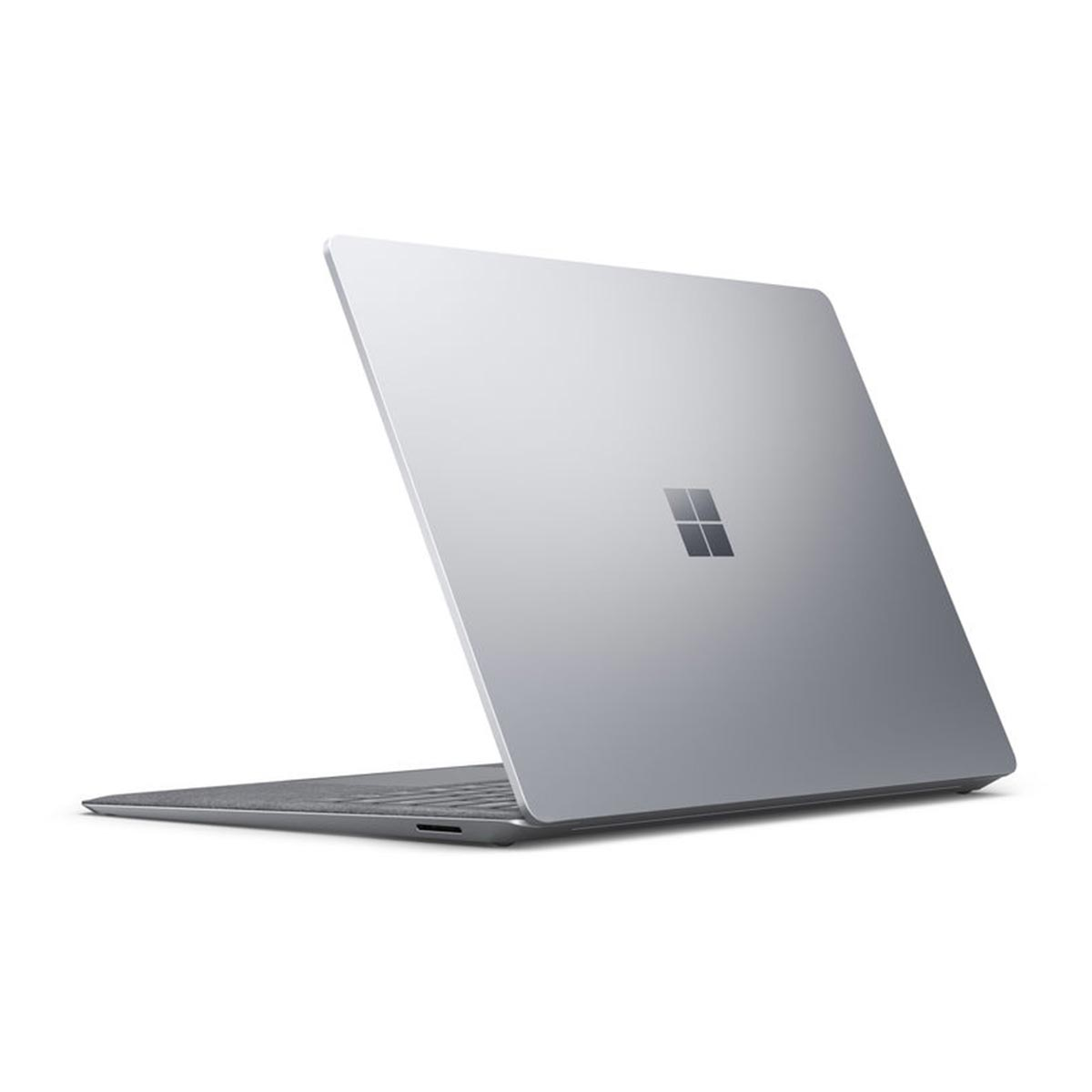 Srebrny laptop z logo Microsoft na pokrywie, na białym tle.