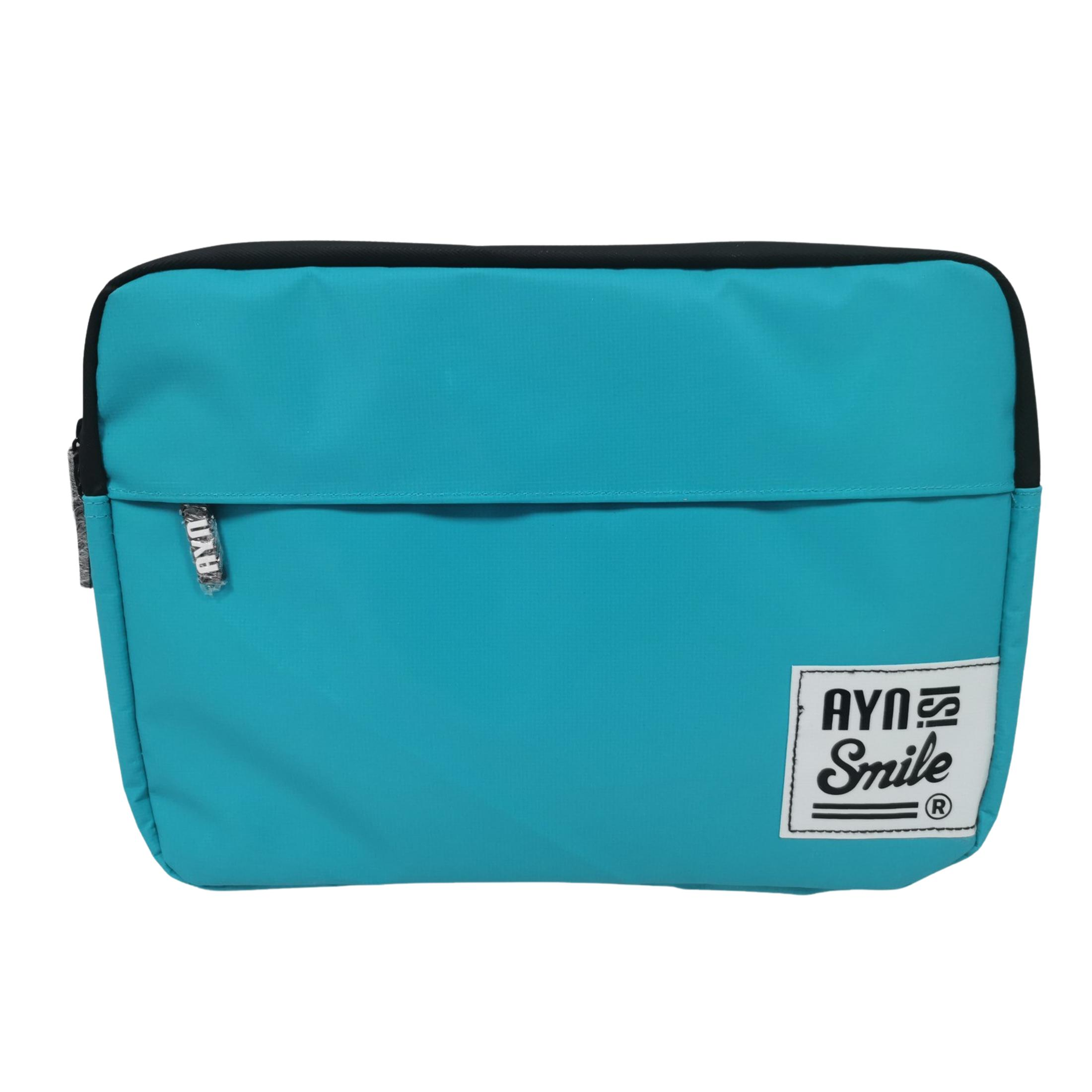 Una bolsa turquesa con cremallera negra y una etiqueta blanca que dice "AYN Smile".