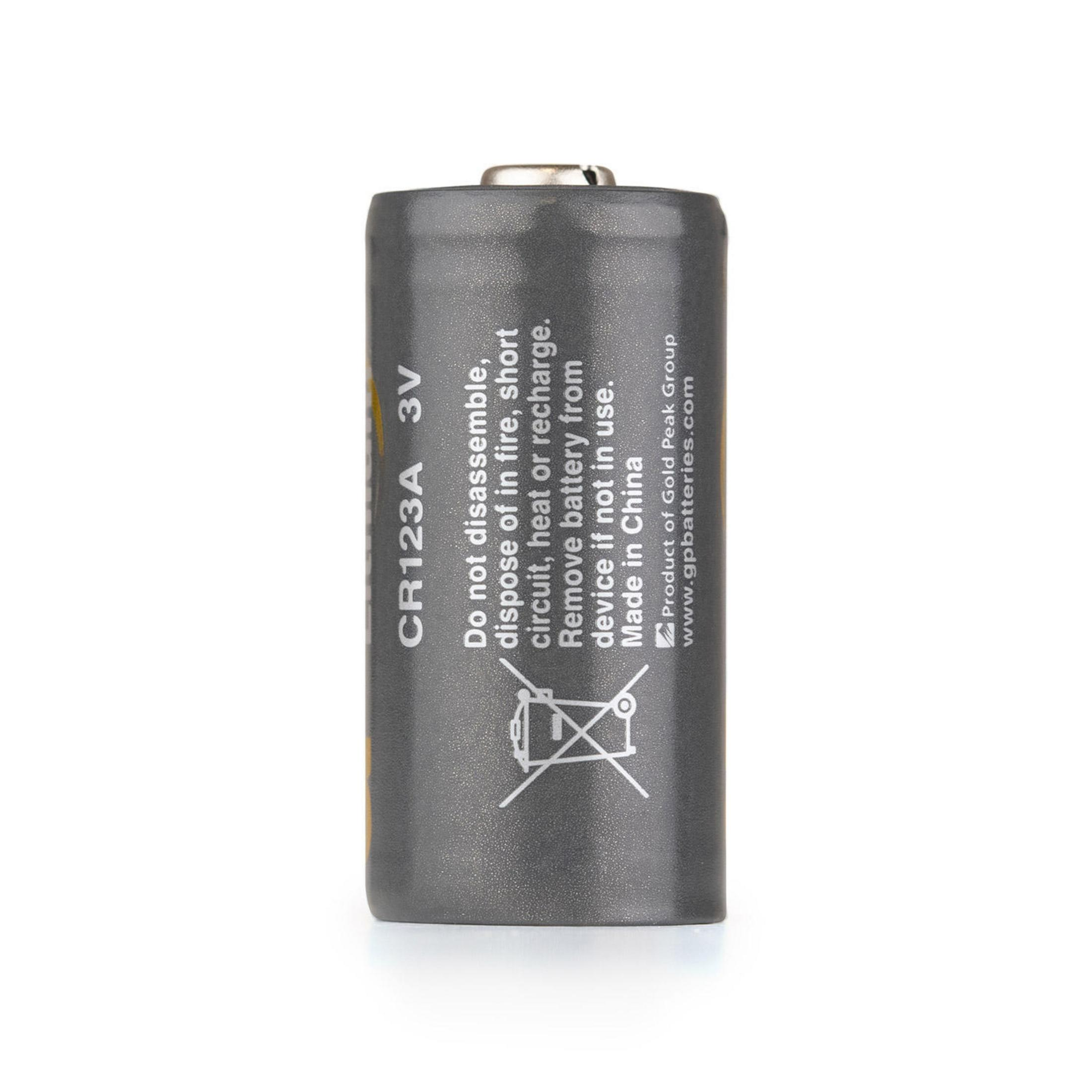 Una batería gris CR123A 3V con símbolos de advertencia.