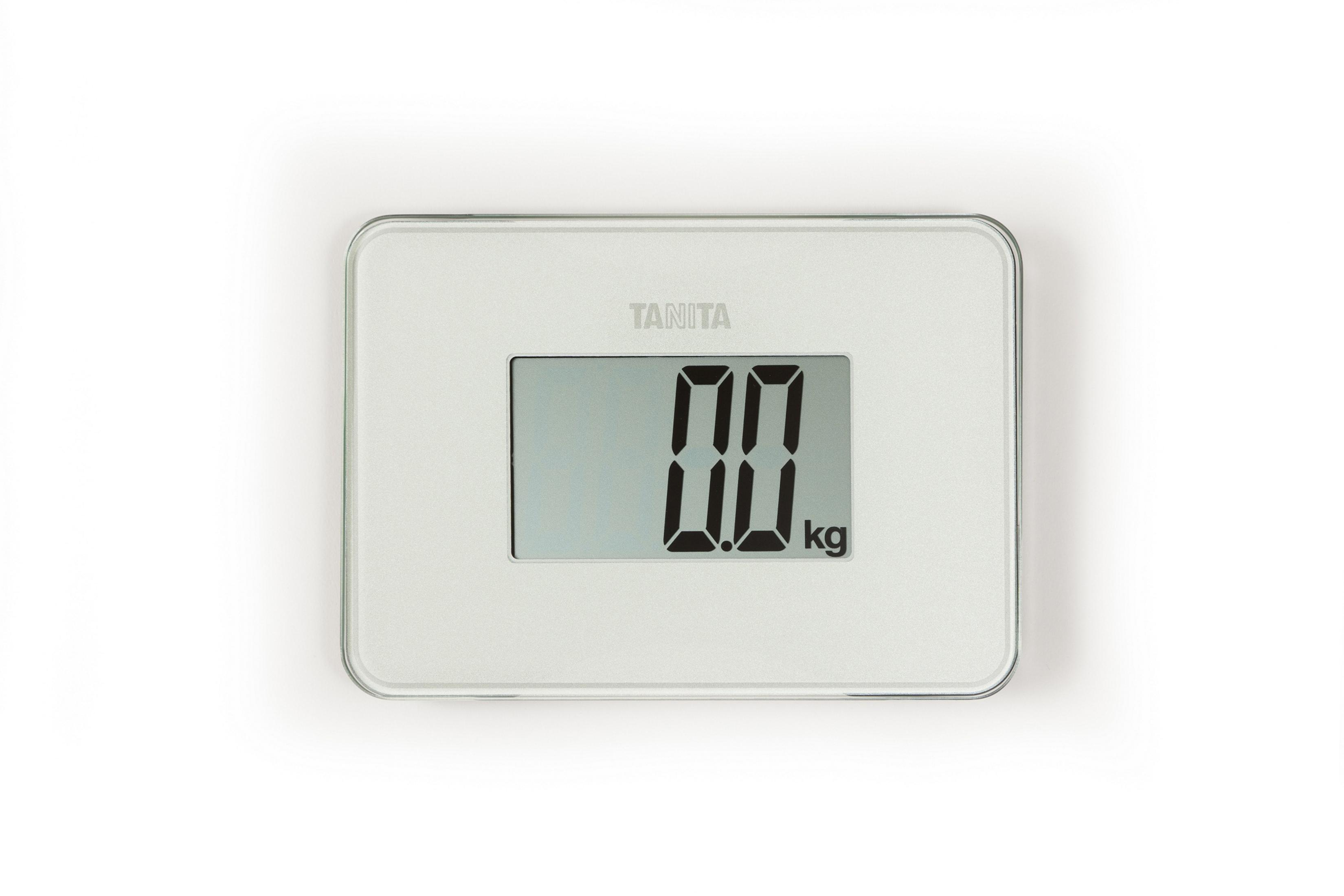 Eine weiße Tanita-Waage mit digitaler Anzeige, die 0,0 kg anzeigt.