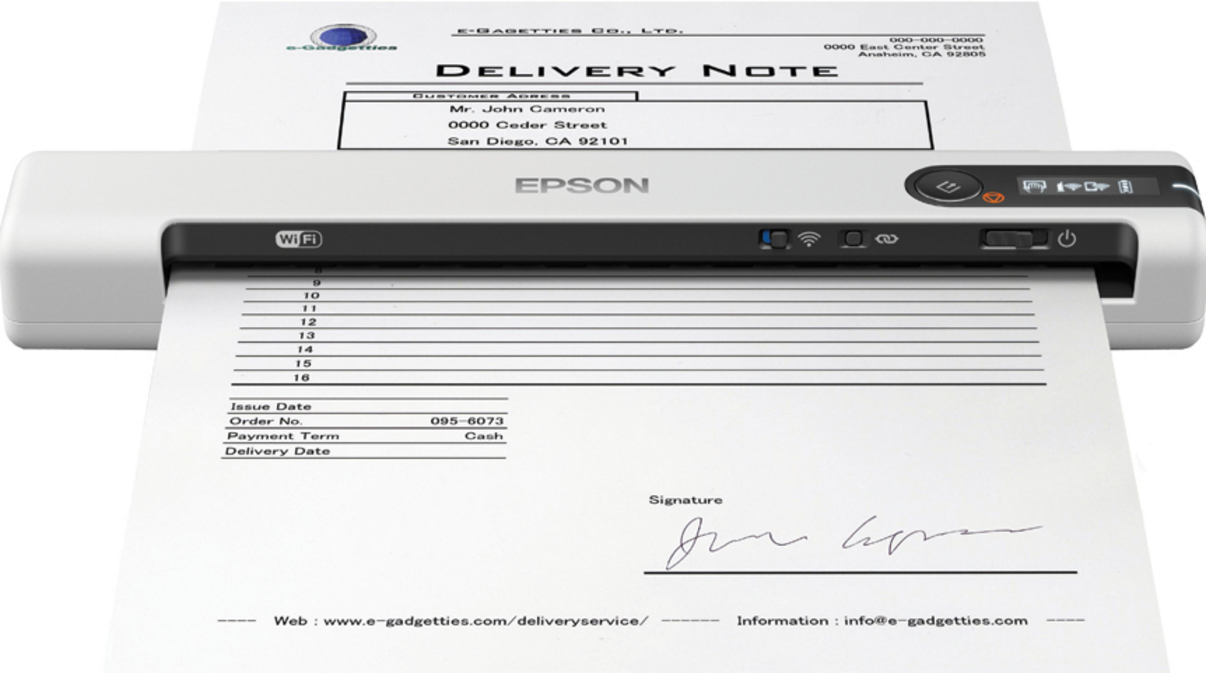 Uno scanner Epson bianco con una nota di consegna che ne emerge parzialmente.