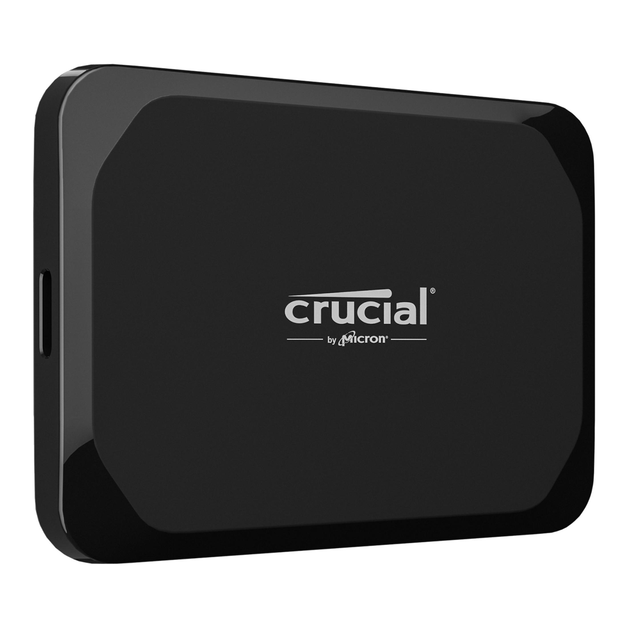 Unità SSD esterna Crucial nera con logo argentato su sfondo bianco.
