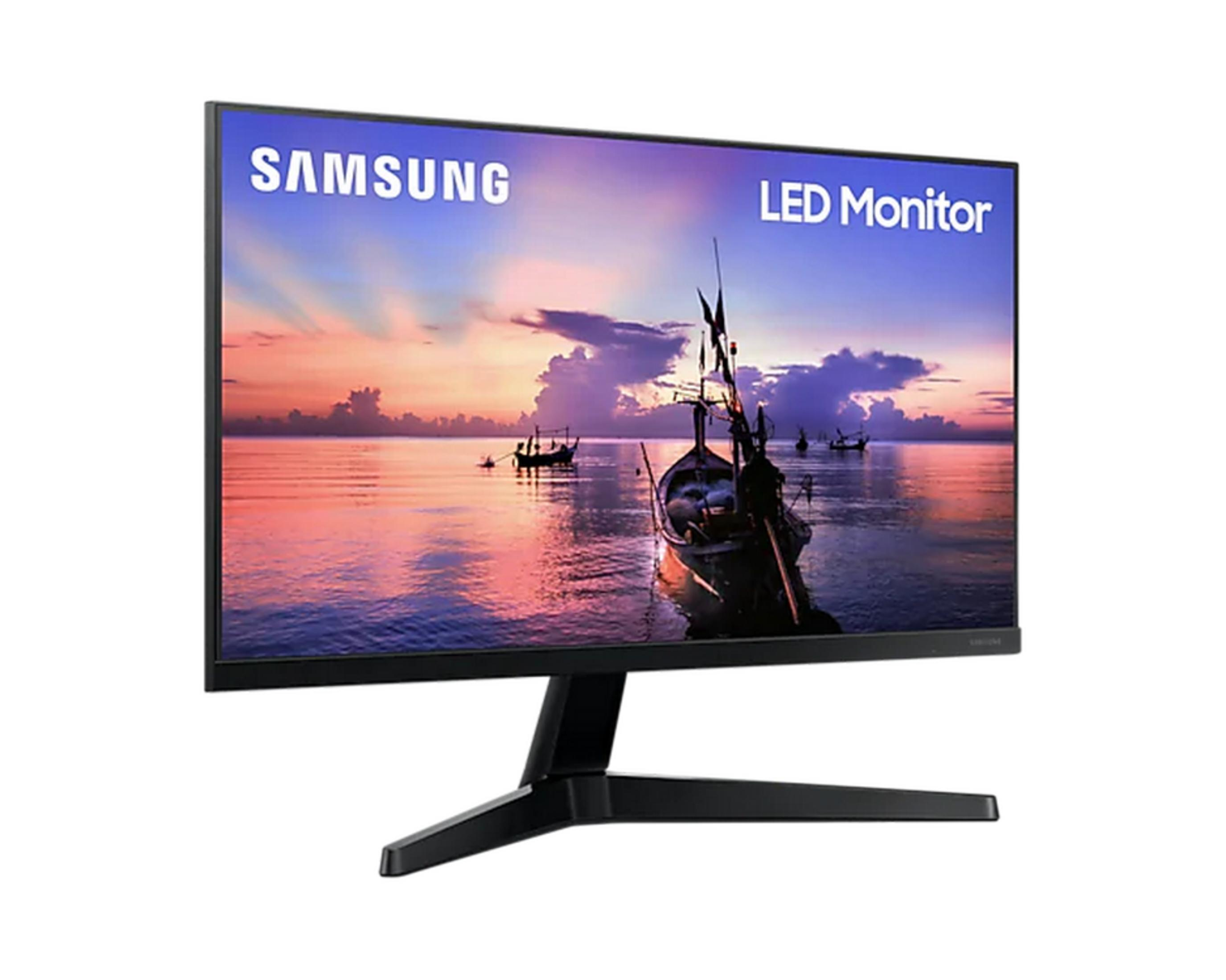 Monitor LED Samsung mostra barche al tramonto sul mare con nuvole drammatiche.