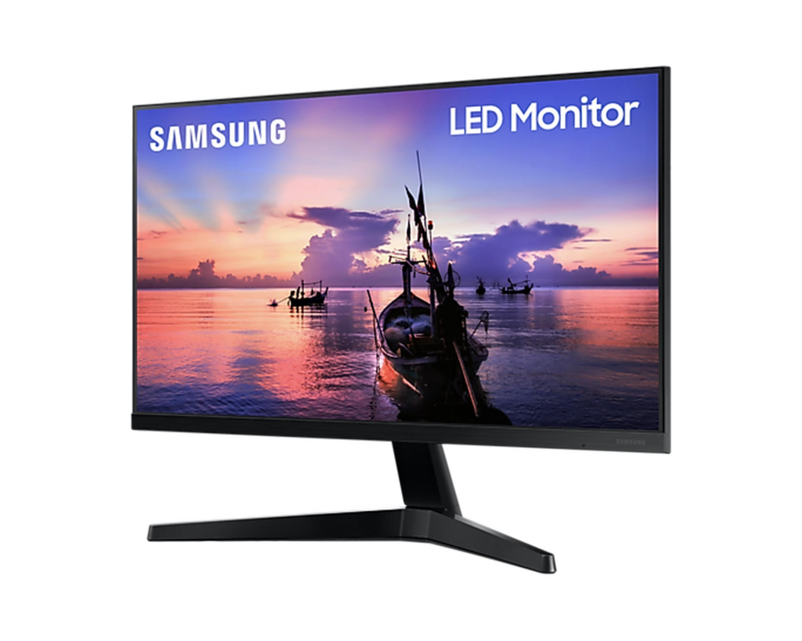 Un monitor LED Samsung mostra un tramonto con barche sull'acqua.