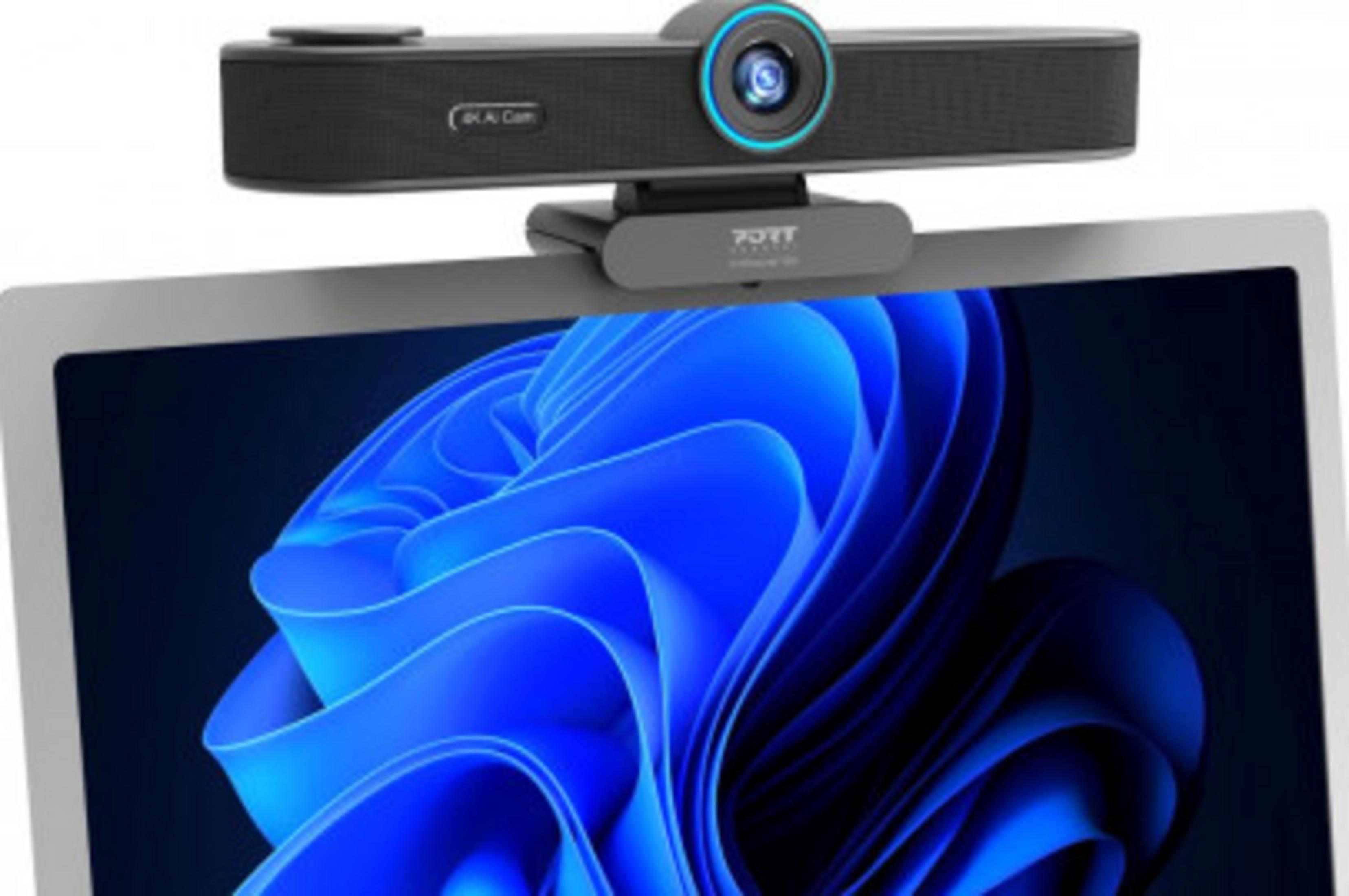 Eine schwarze Webcam mit blauem Ring sitzt auf einem Laptop mit blauem Hintergrund.