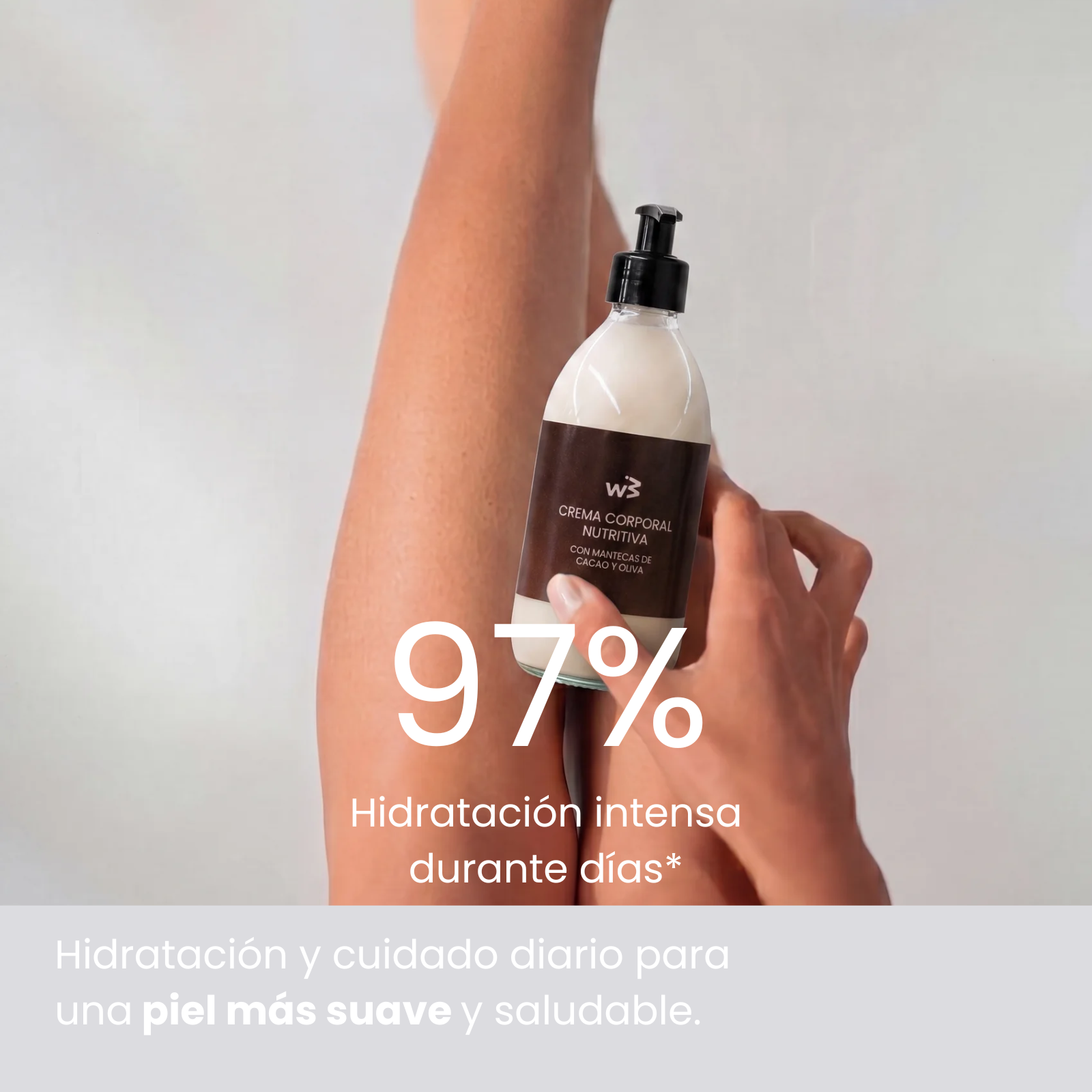 Una botella de crema corporal sostenida por manos, 97% hidratación.