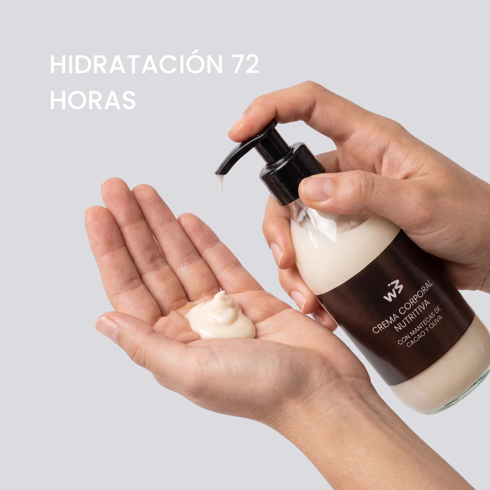 Una mano bombea loción de una botella a la otra mano.