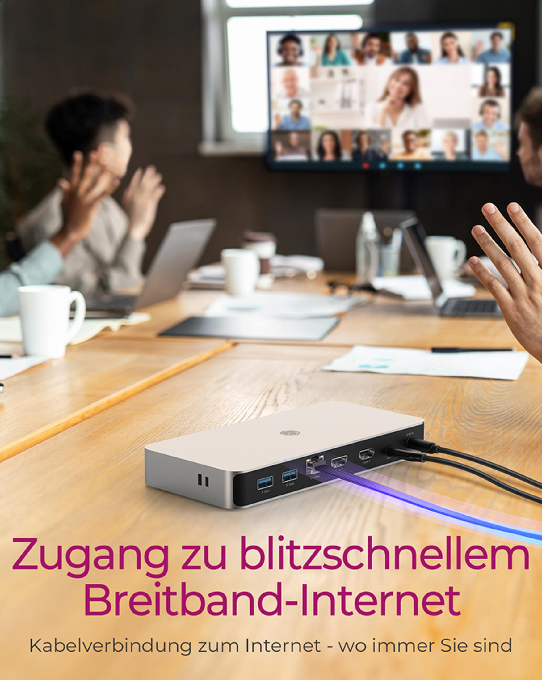 Ein Docking-Gerät mit Kabeln auf einem Holztisch, Hintergrund unscharf, Videokonferenz.