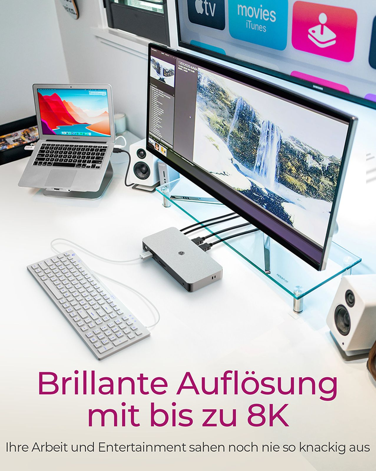 Ein Schreibtisch mit Laptop, Monitor, Tastatur, Hub und Lautsprechern.