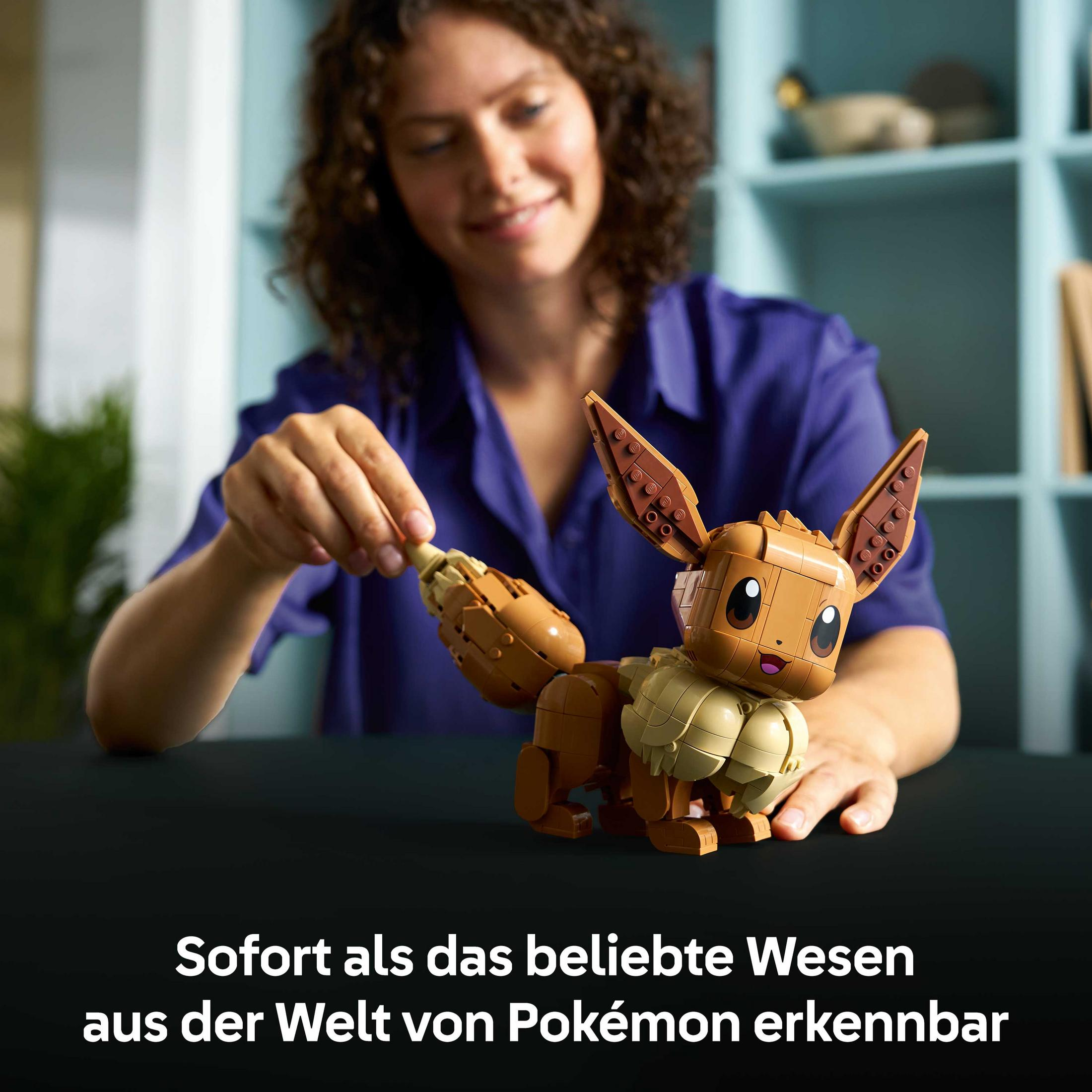 Un modelo de Lego de Eevee de Pokemon está siendo construido por una mujer.