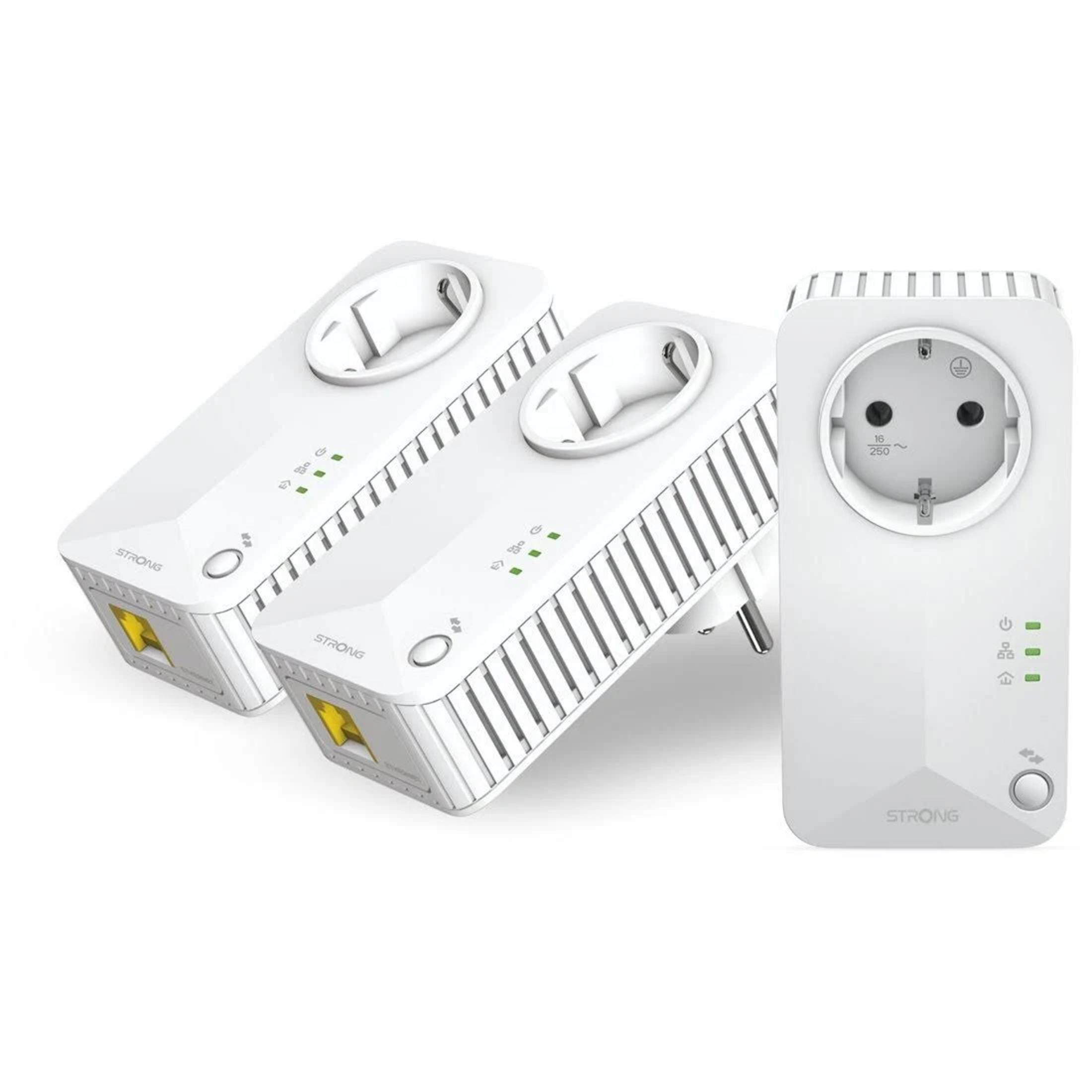 Zwei weiße Powerline-Adapter mit Ethernet-Ports und ein weißer Adapter mit Steckdose.