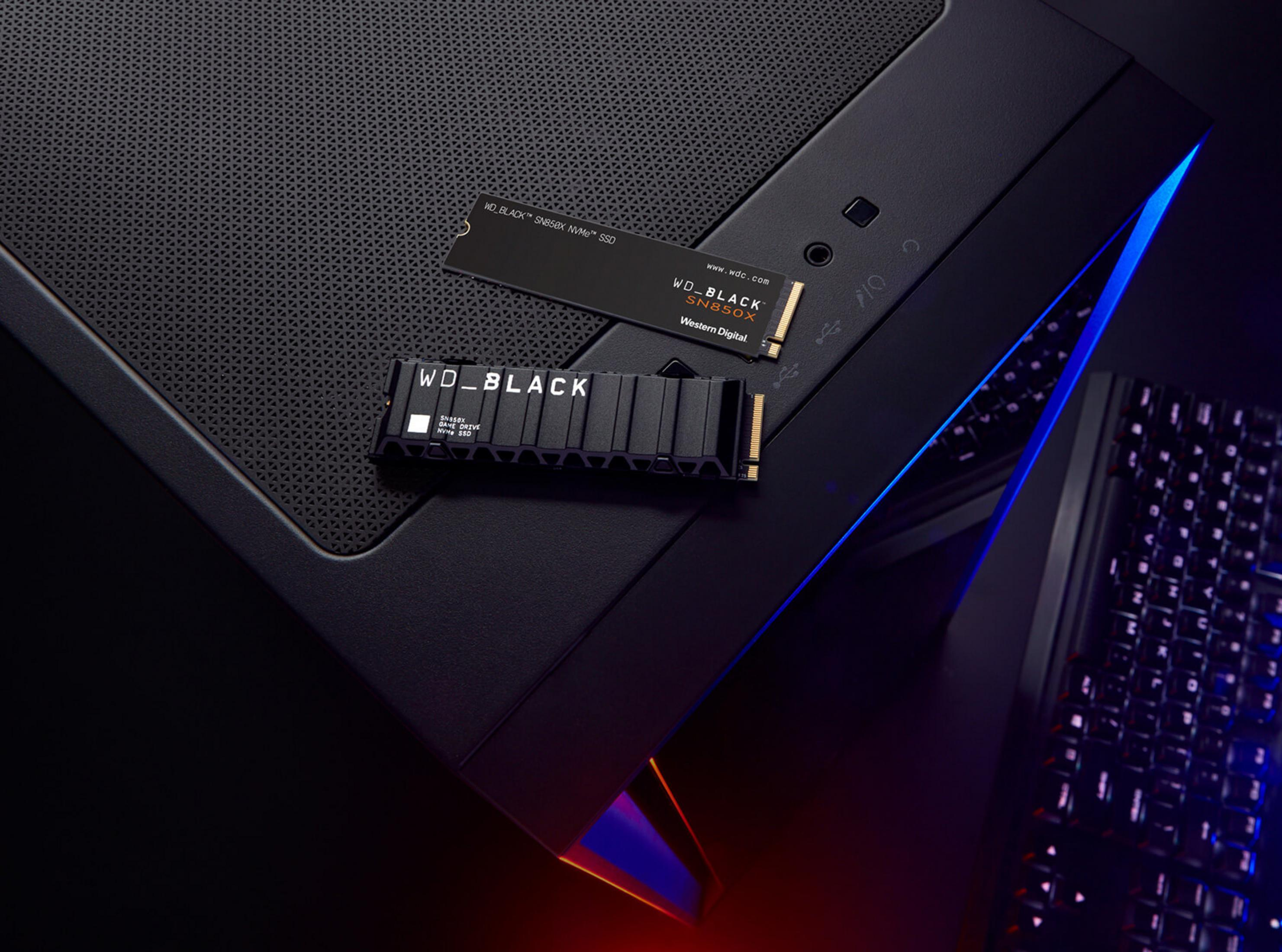 Zwei WD_BLACK NVMe SSDs auf einem schwarzen Computergehäuse mit blauer LED-Beleuchtung.
