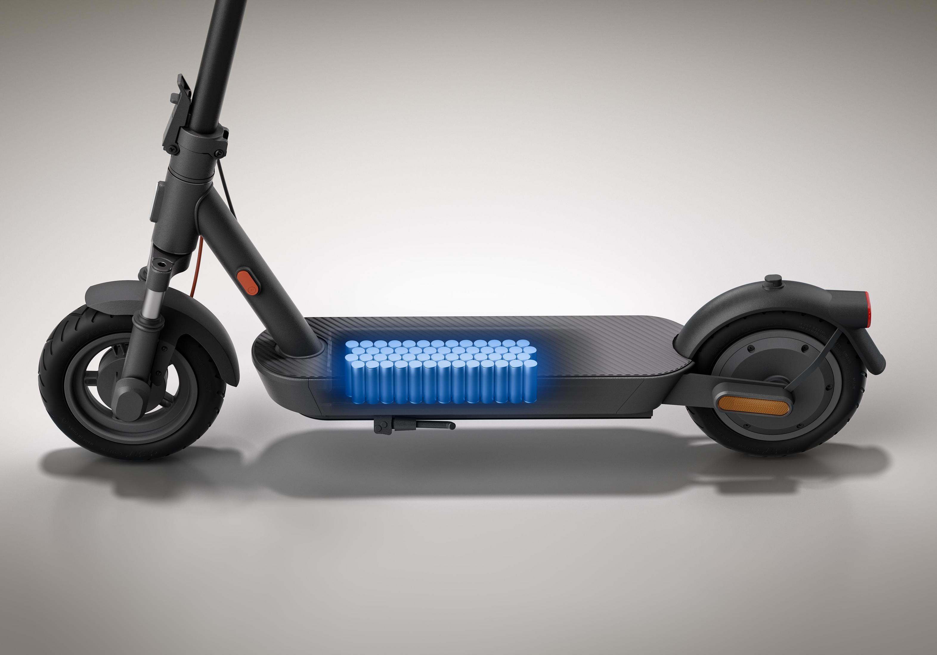 Elektroroller mit sichtbaren blauen Batteriezellen im Trittbrett.