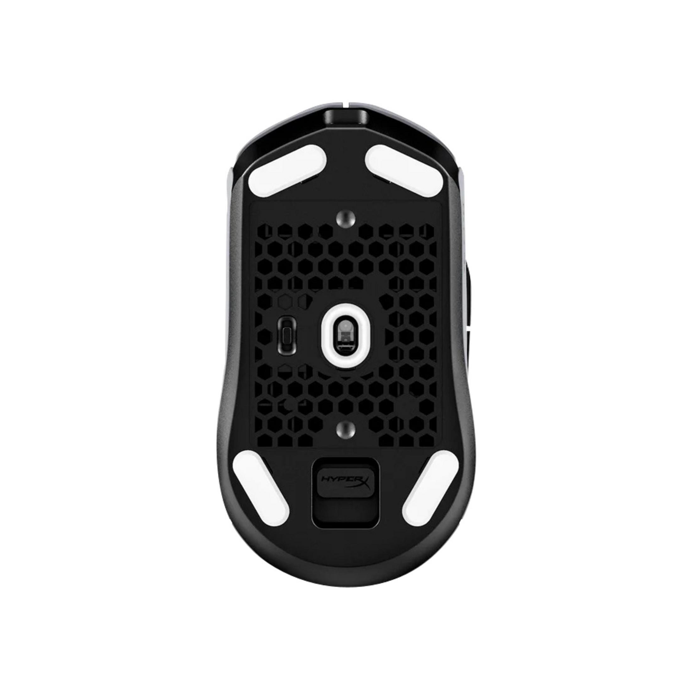 Parte inferiore di un mouse gaming nero con piedini bianchi e motivo a nido d'ape.