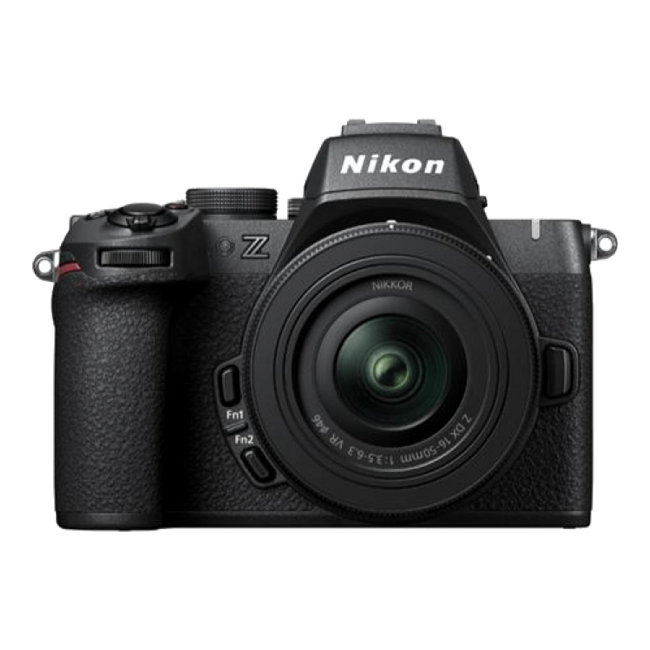 Una cámara Nikon Z negra con un objetivo de 16-50mm.