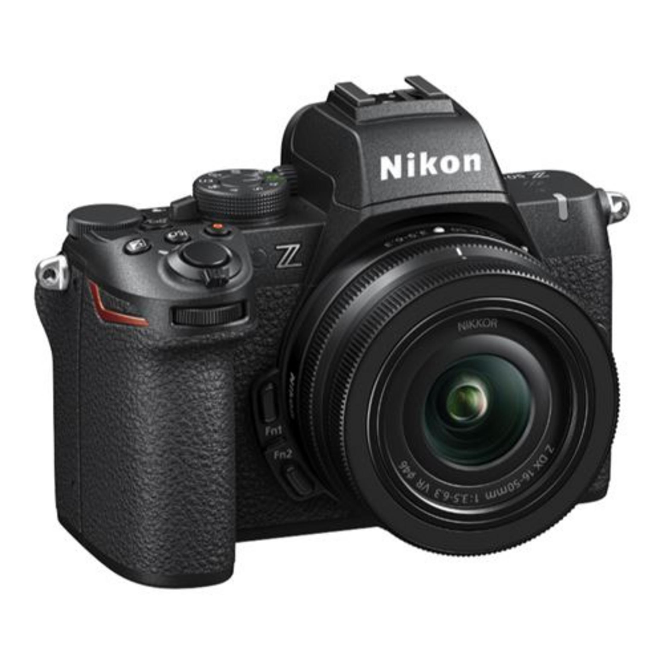 Una cámara Nikon Z negra con un objetivo Nikkor 16-50mm.