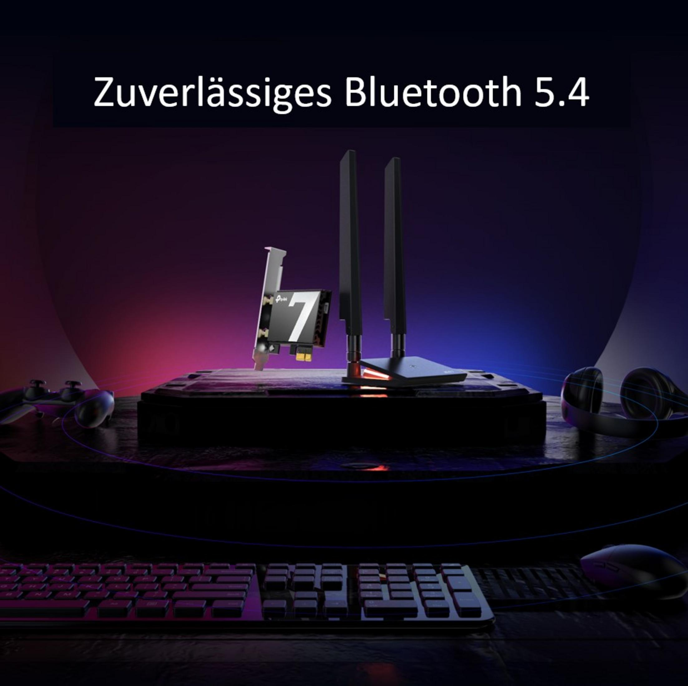 Un adattatore di rete per PC con due antenne, tastiera, mouse e cuffie.